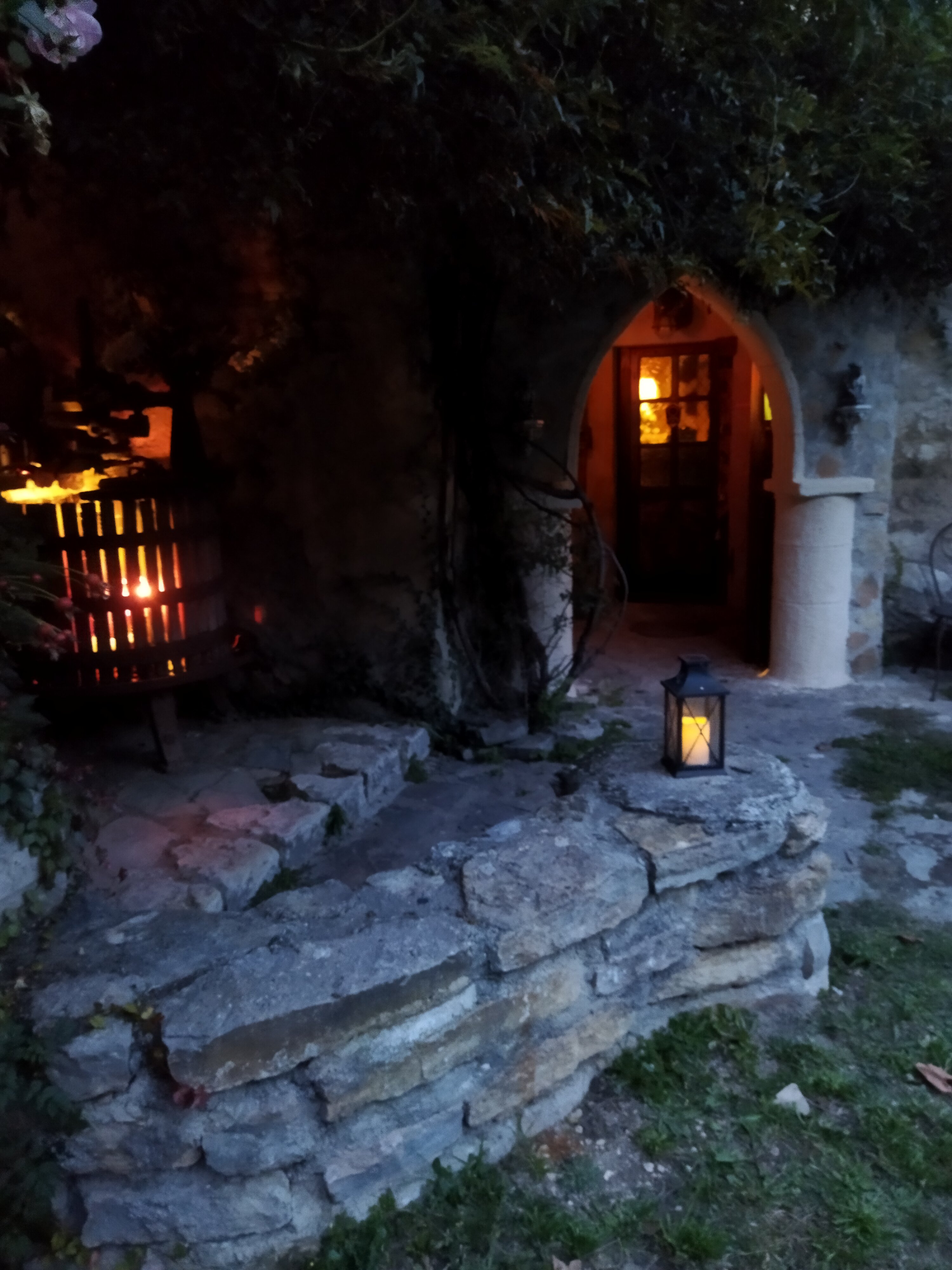 Suite magique du Petit Sorcier — Chambre à thème avec escape game à Gard à Saint-Jean-du-Gard — détail architectural