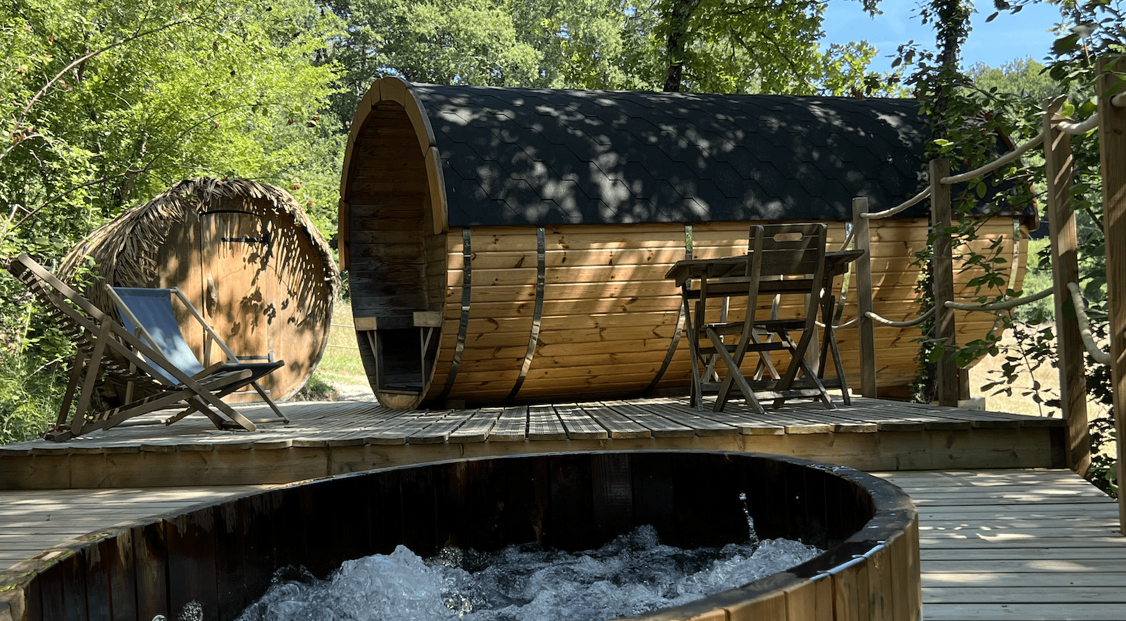 Évasion sensorielle dans une cabane spa barrique en Aquitaine à Pompignac — vue intérieure