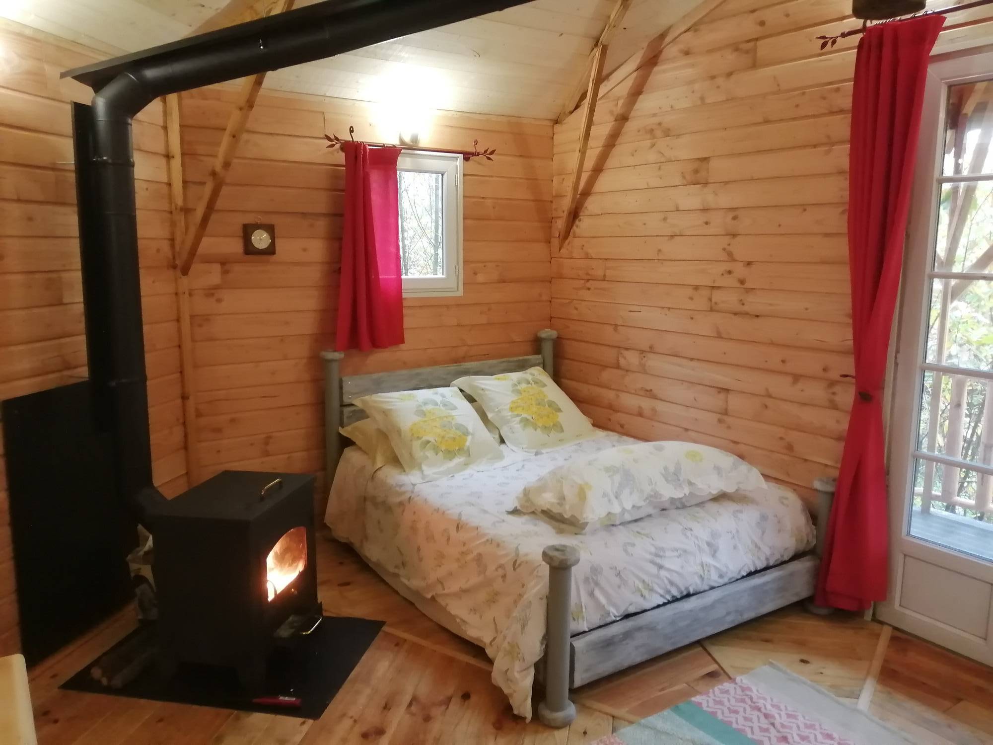 Chalet sur pilotis : une cabane insolite en Limousin à La Geneytouse — environnement naturel
