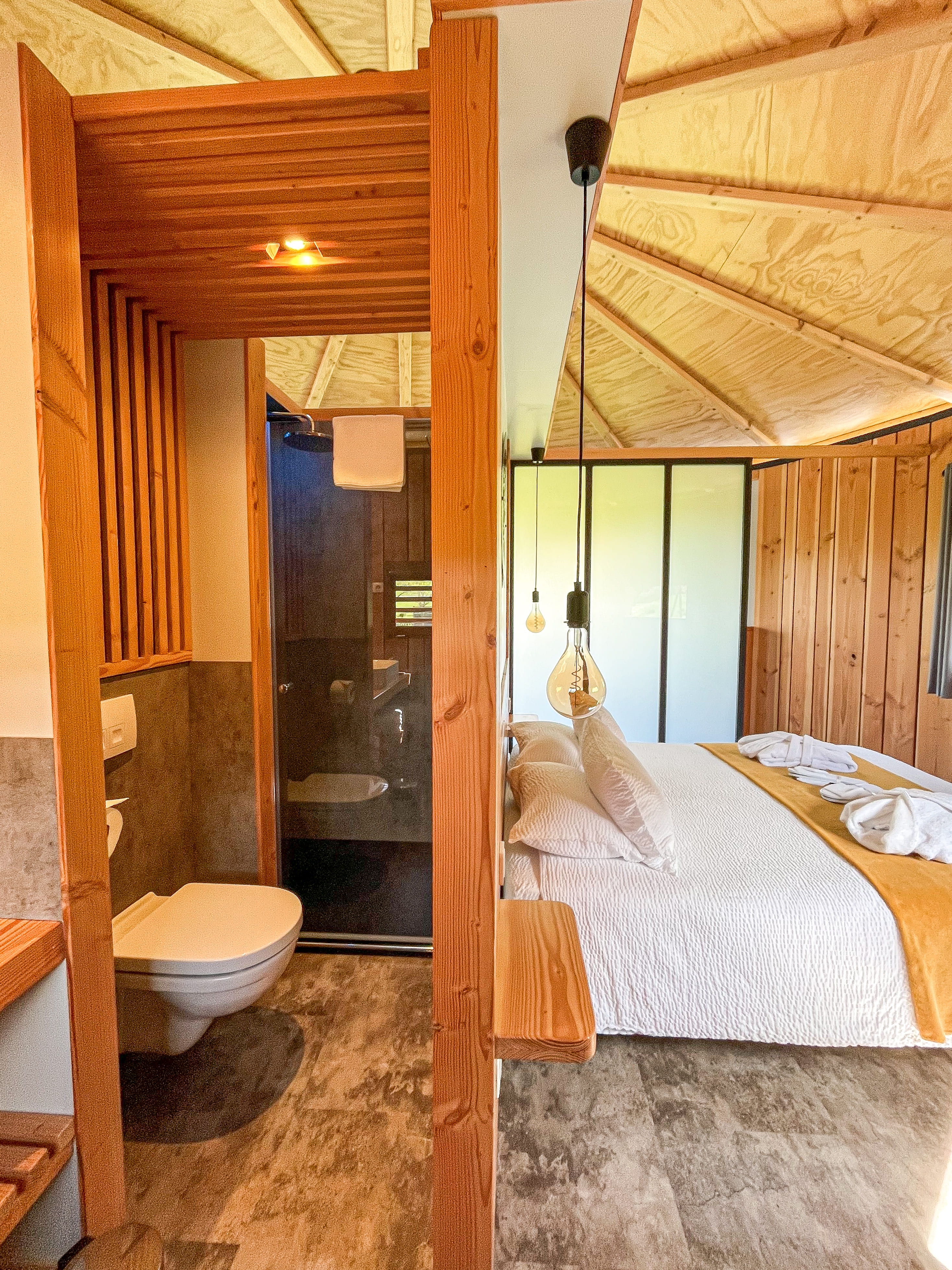 Cabane Douglas & Spa — Évasion romantique sur pilotis dans le Jura à Lons-le-Saunier — salle de bain