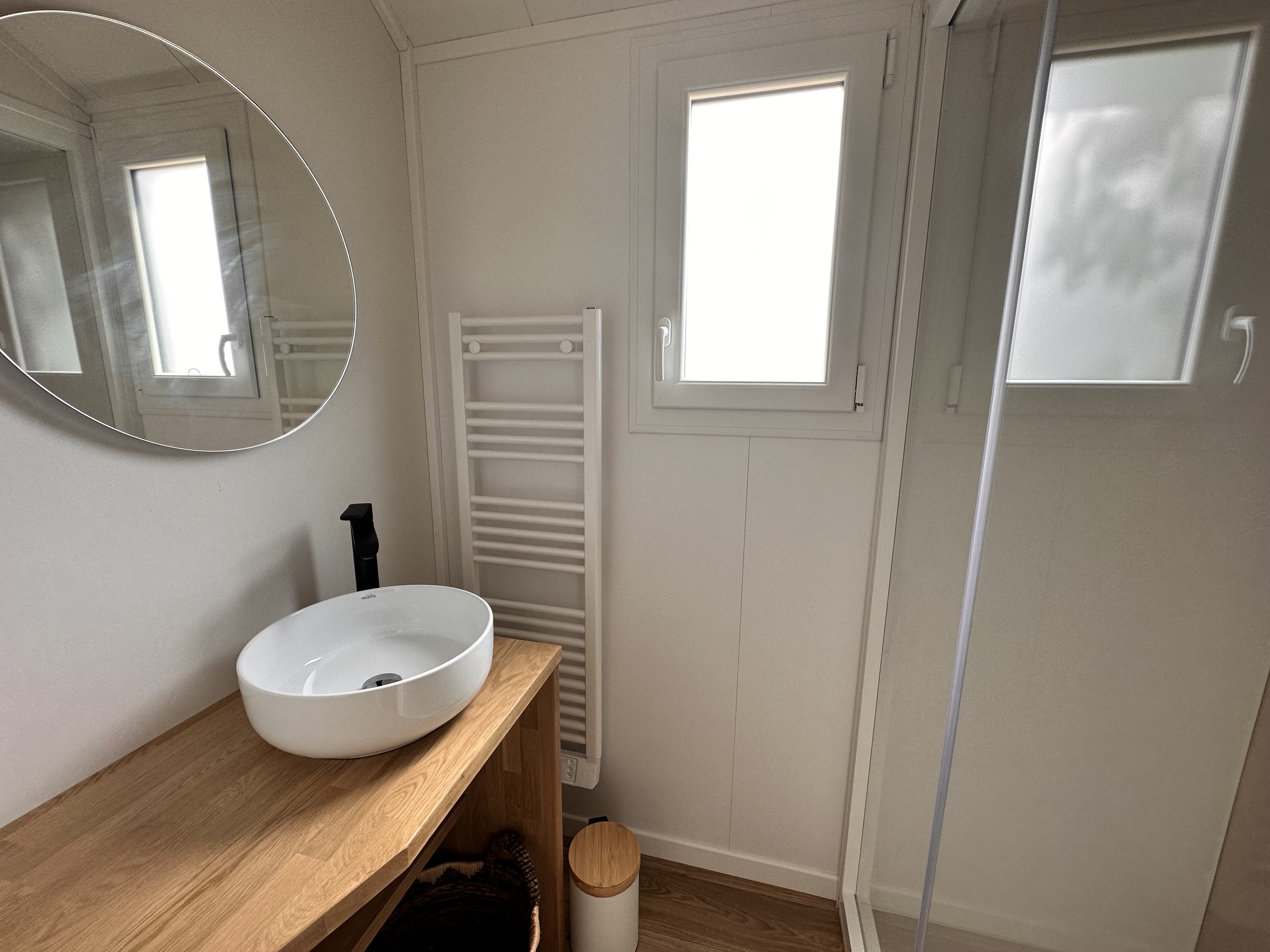Lodge bohème avec spa : une évasion en pleine nature à Vairé — chambre