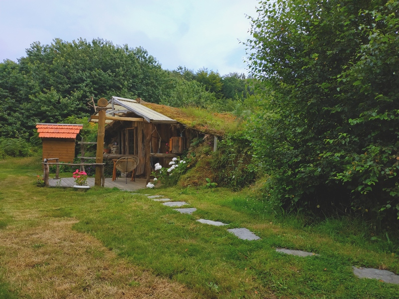 La Tanière de l'Escargot : une cabane végétalisée en pleine nature à Fermanville — détail architectural