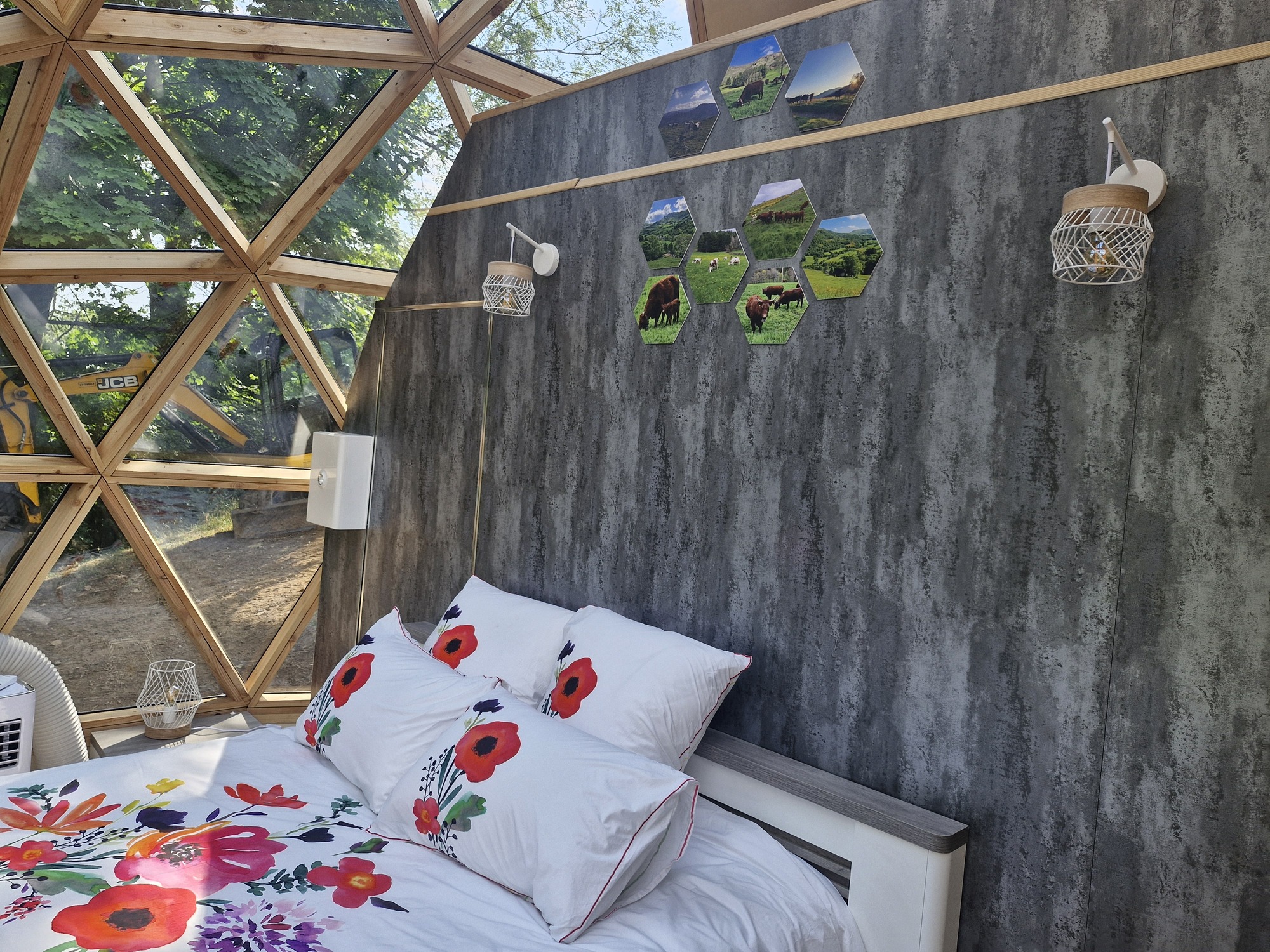 Bulle de Printemps & Spa — Dôme avec jacuzzi à 950m d'altitude dans le Cantal à Aurillac — environnement naturel