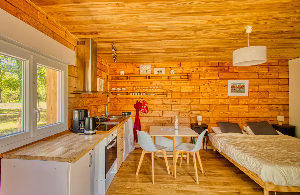 Brikawood — Cabane moderne avec spa à Gironde à Peysoup — chambre