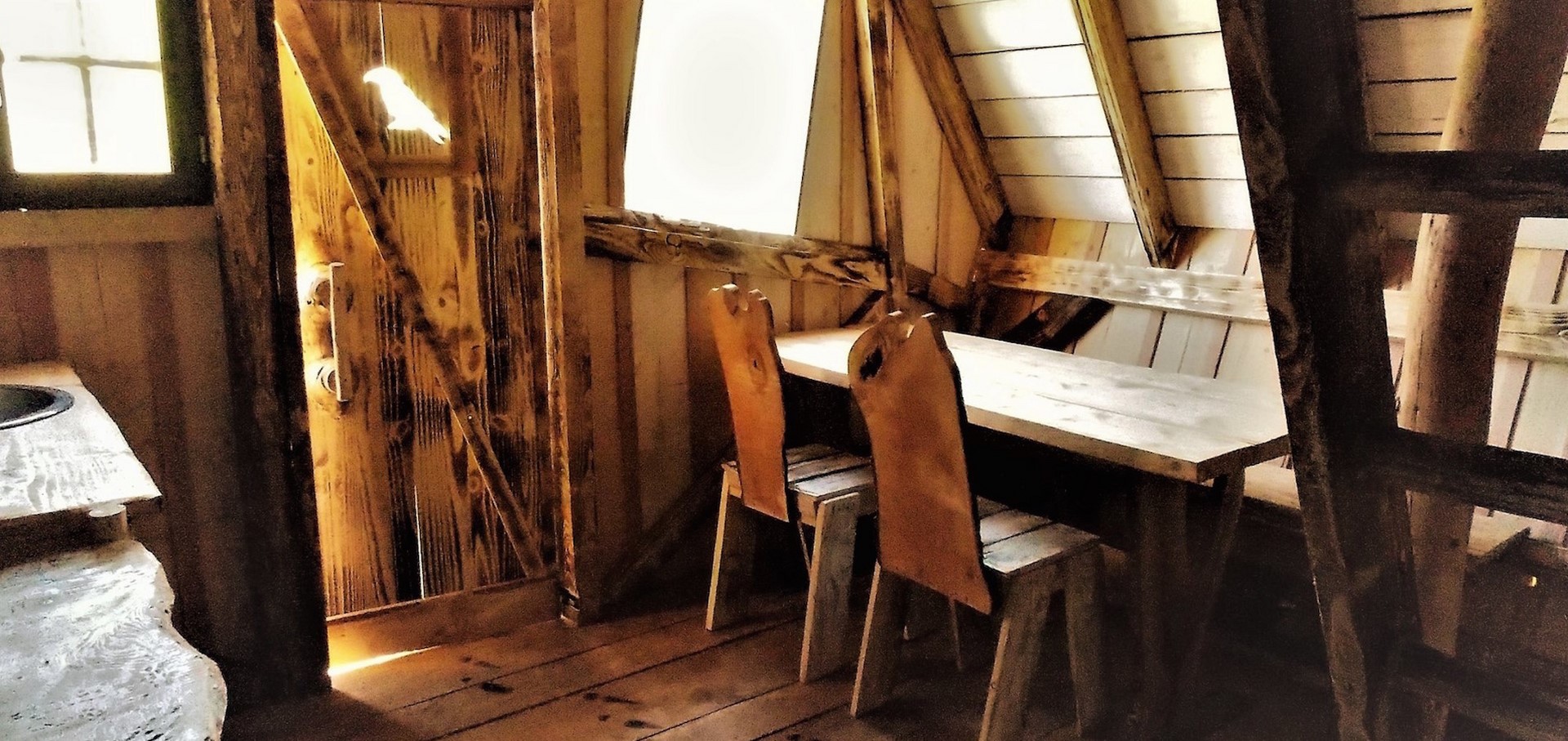 Faerie — Cabane en bois avec spa à La Roche D'Ully à La Roche D'Ully — espace de vie