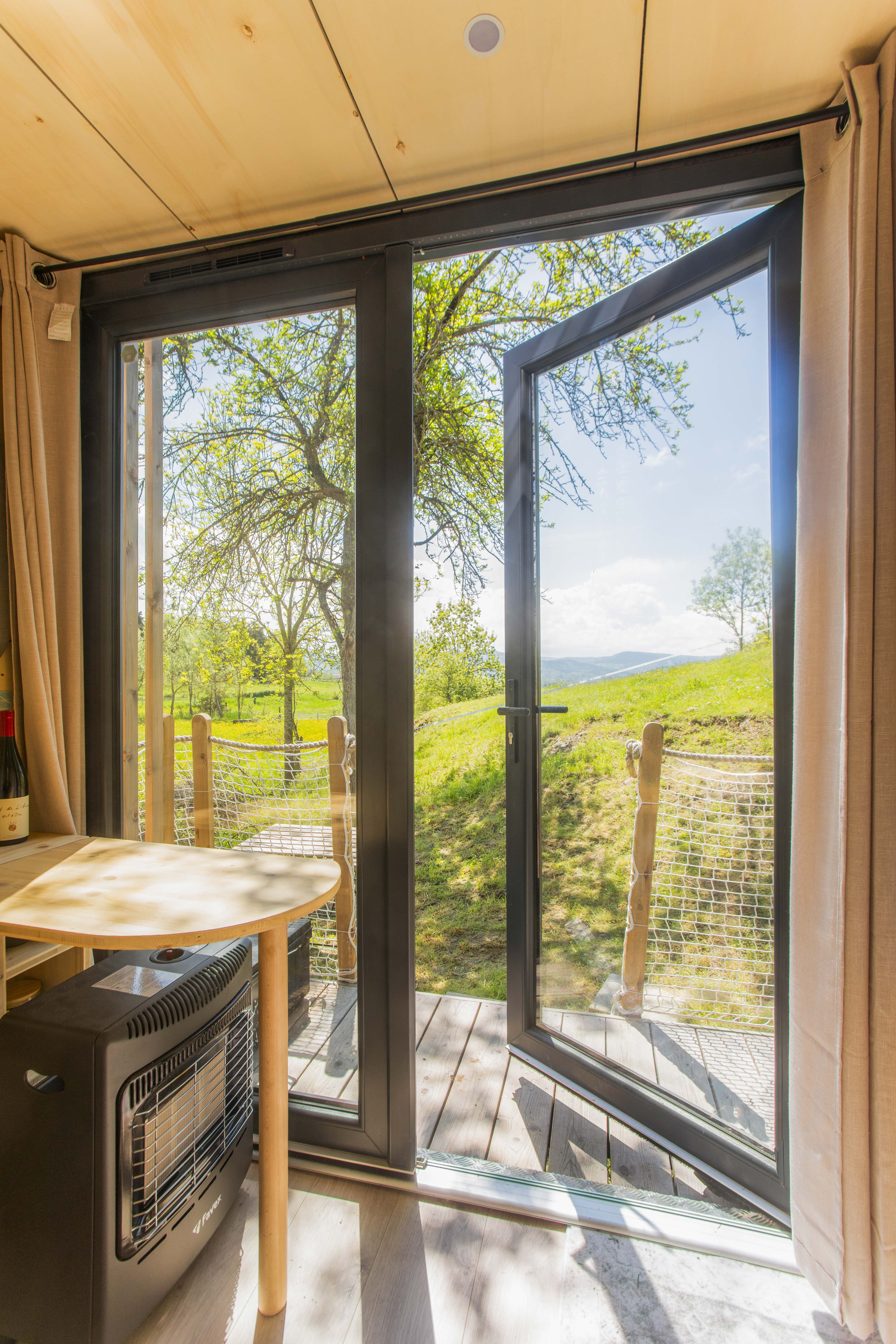 La Clairière de Peylenc : une tiny house au cœur de l'Auvergne à Saint-Pierre-Eynac — cuisine