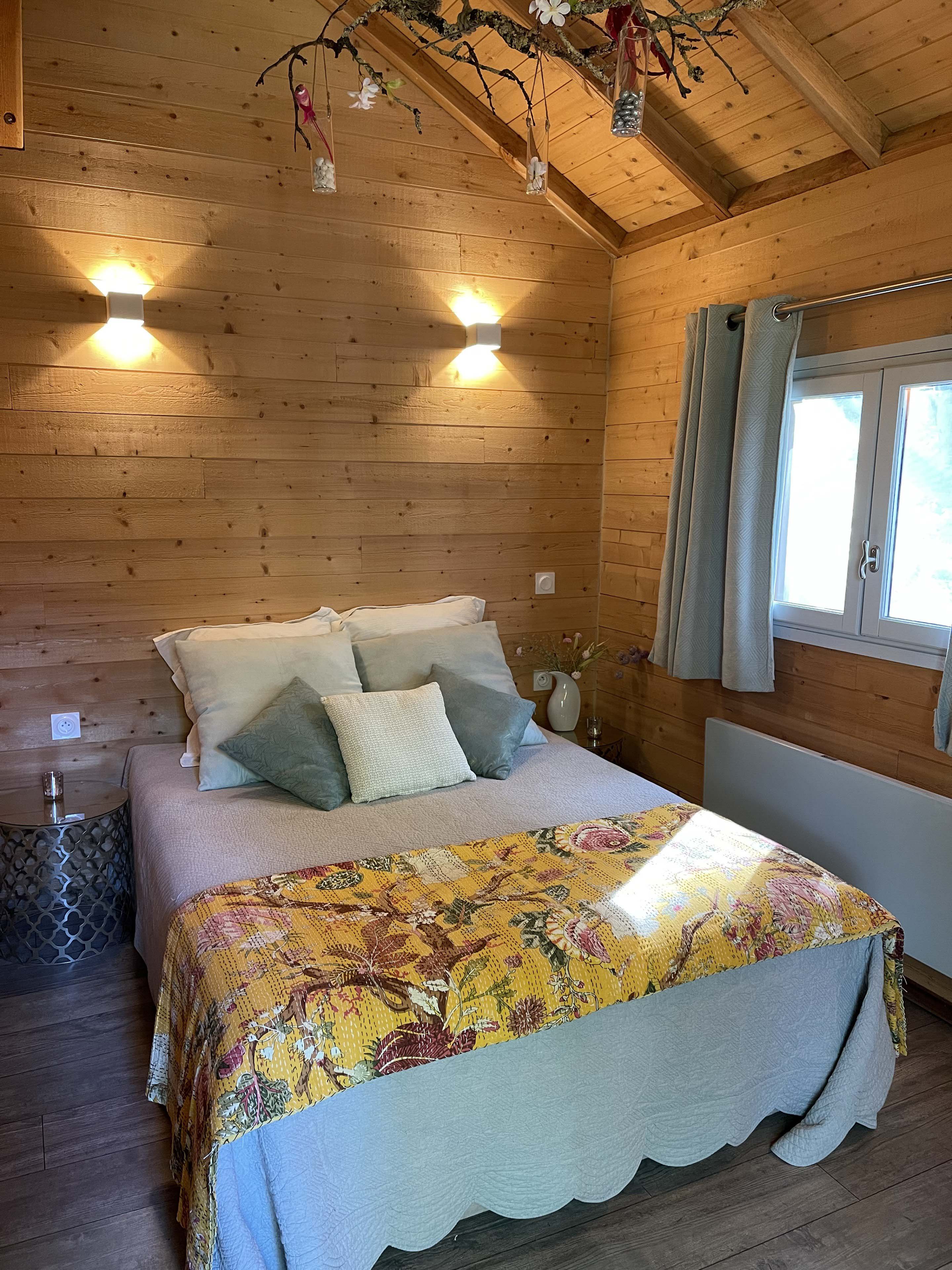 La Cabane Pêcheur de Lune & Spa — Cabane dans les arbres avec spa à Dordogne à Coursac — chambre
