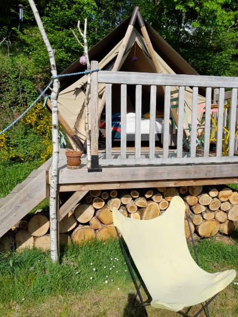 Tente cabane "Shouca" — Cabane sur pilotis avec spa à Cantal à Les Milans — espace de vie