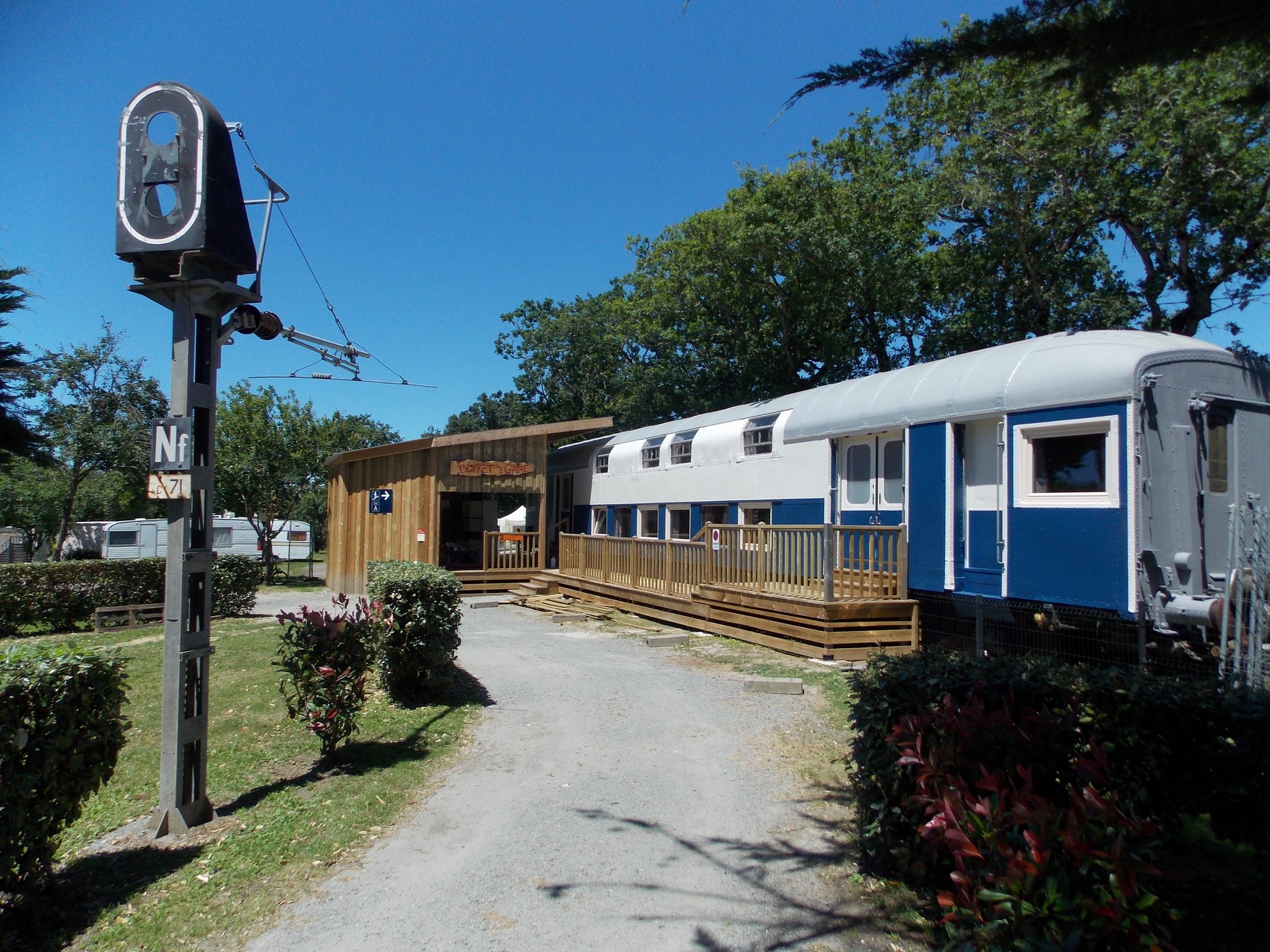 Wagon de Train 16 places — Hébergement insolite avec spa à Loire-Atlantique
