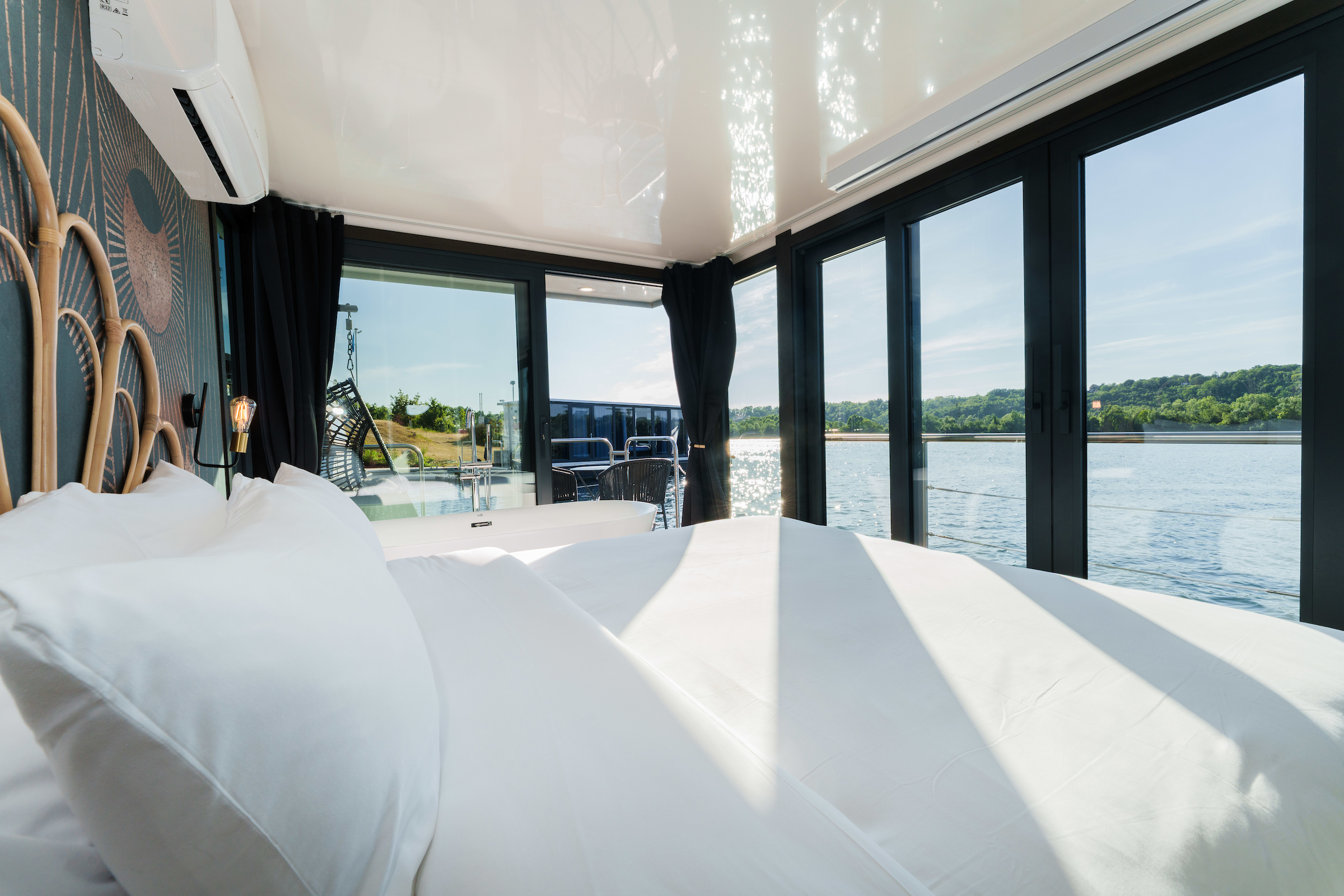 Suite flottante Panoramique — Maison flottante avec balnéo à Port Ilon (Yvelines) à Guernes — détail architectural