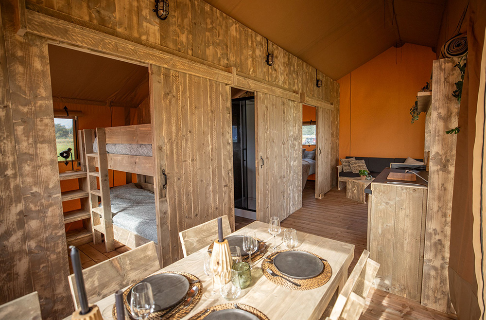 Glamping Lodge 4 personnes — Tente lodge avec spa à Aude à Gaja-et-Villedieu — espace de vie