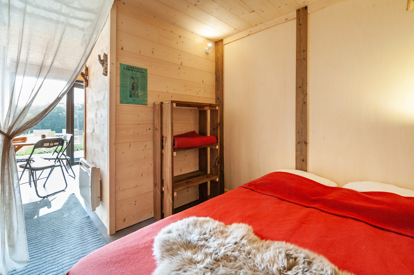 Cabane végétalisée en Auvergne : un refuge au cœur de la nature à St Urcize — détail architectural