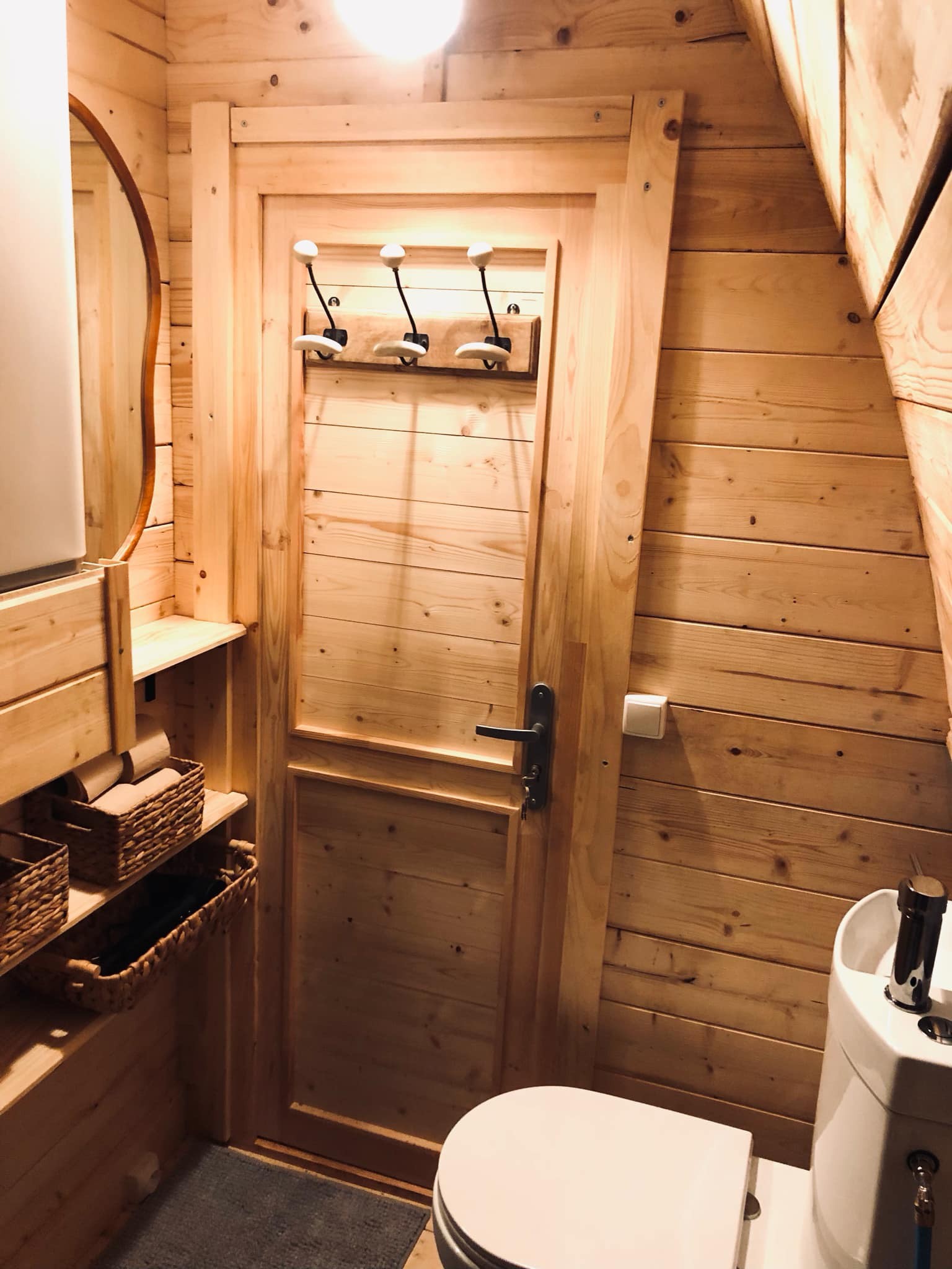 La P’tite Berta — Cabane avec spa à Yonne à Villeneuve-Saint-Salves — salle de bain