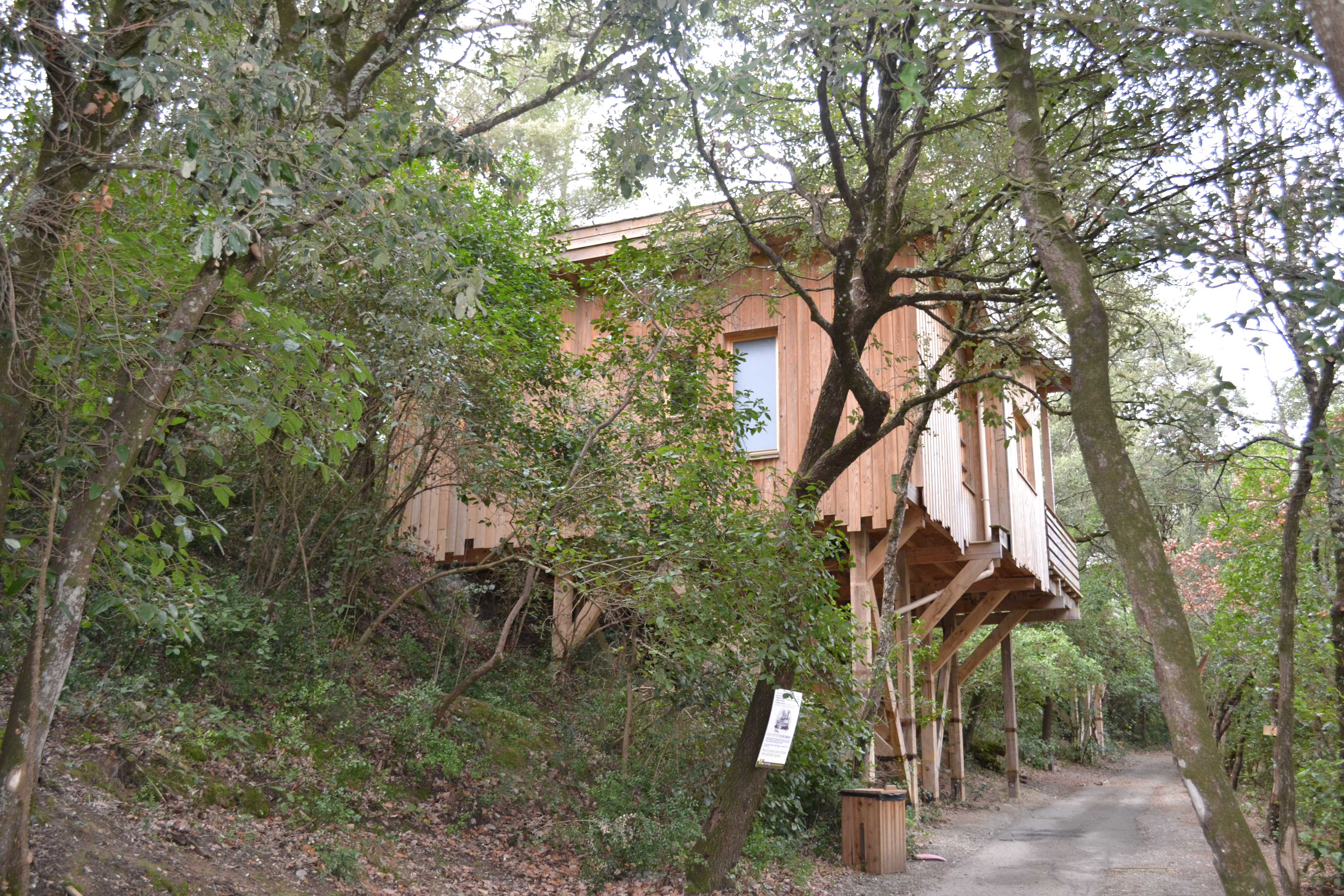 Cabane Isba : une expérience suspendue en Languedoc-Roussillon — Cabane à Villalier
