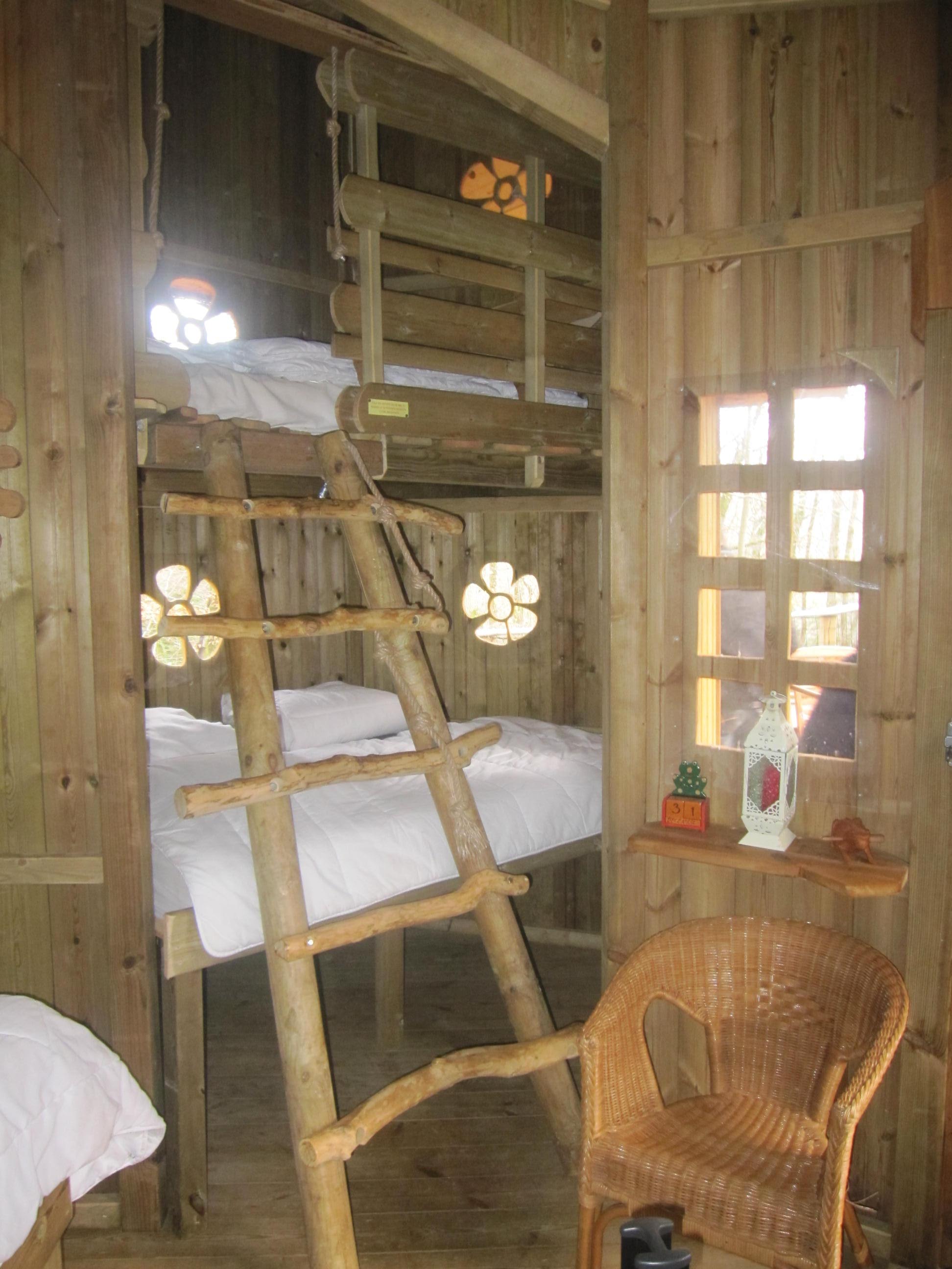 Cabane des Lutins : une échappée enchantée dans les arbres à Magné — espace de vie