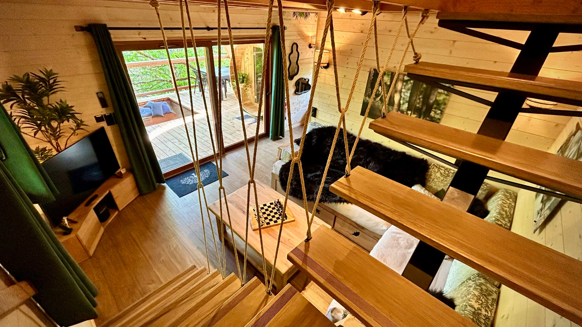 Cabane perchée avec spa et sauna en pleine nature à Puygaillard De Quercy — salle de bain
