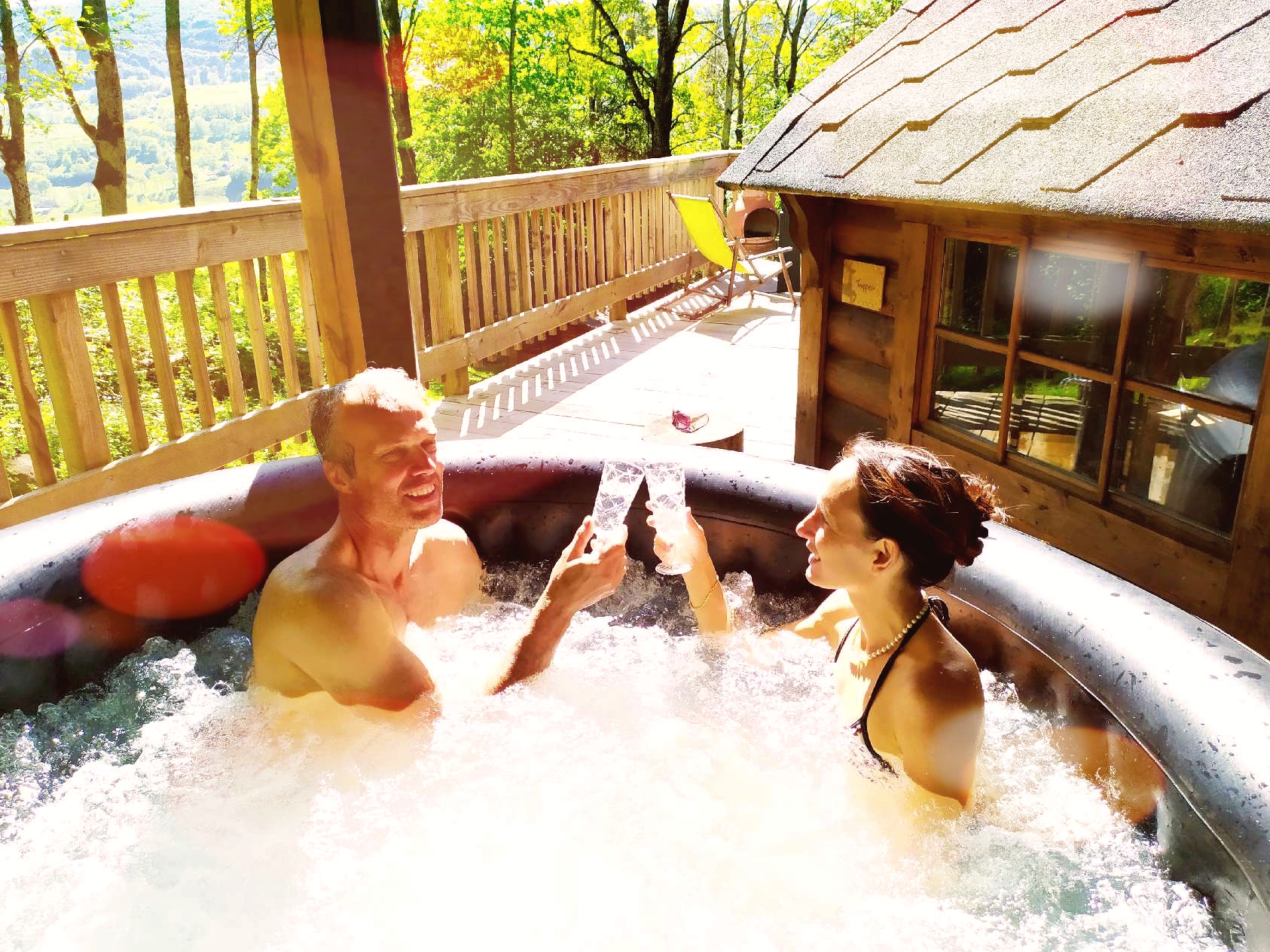 Cabane sur pilotis avec spa des Trappeurs en Auvergne à Cheylade — environnement naturel