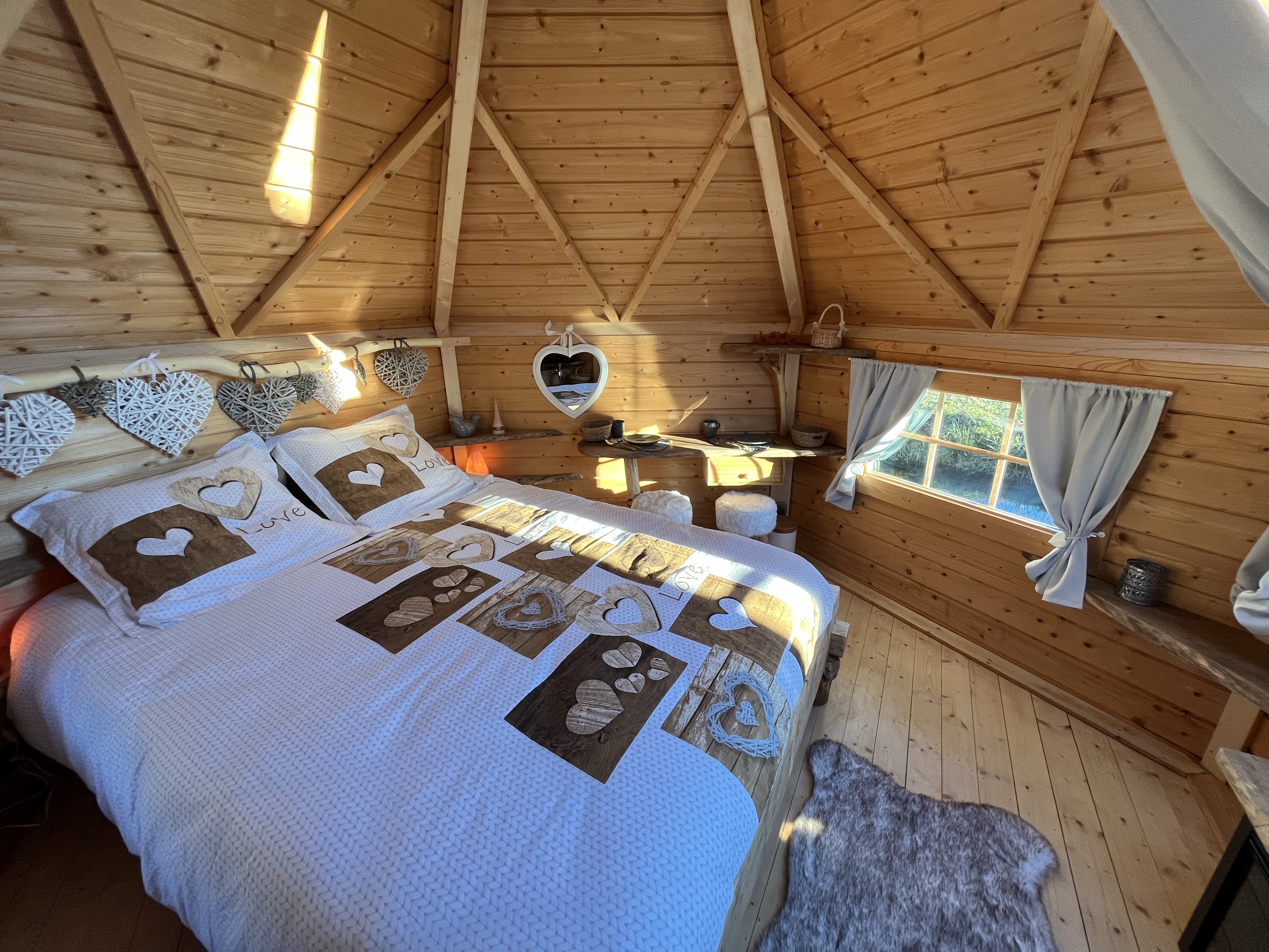 Kota chambre des Cambuses — Cabane sur l'eau avec bain nordique à Saint-Dié-des-Vosges à Saint-Dié-des-Vosges — vue intérieure