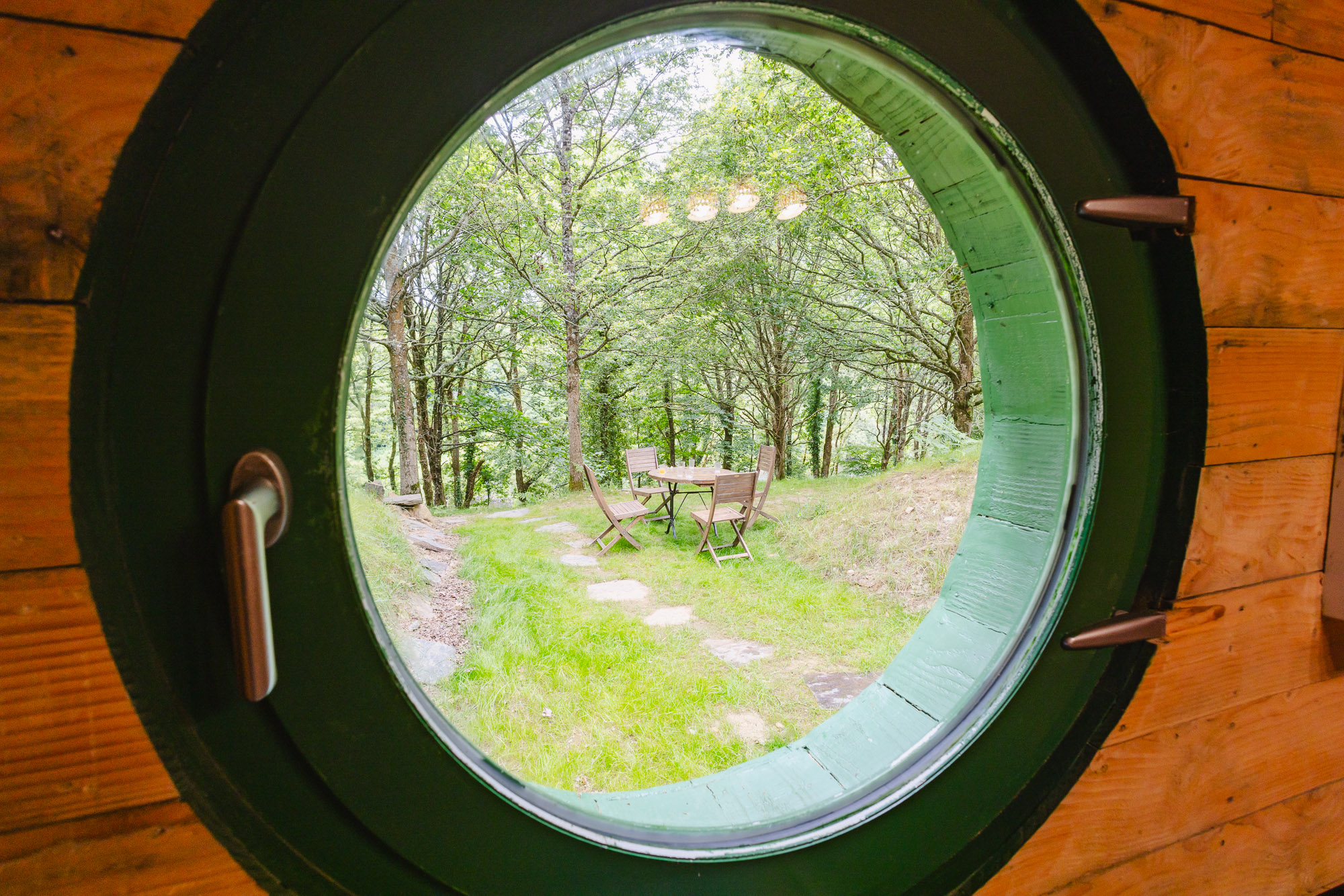 La cabane de Léna : une maison de hobbit en Bretagne à Plumeliau — chambre