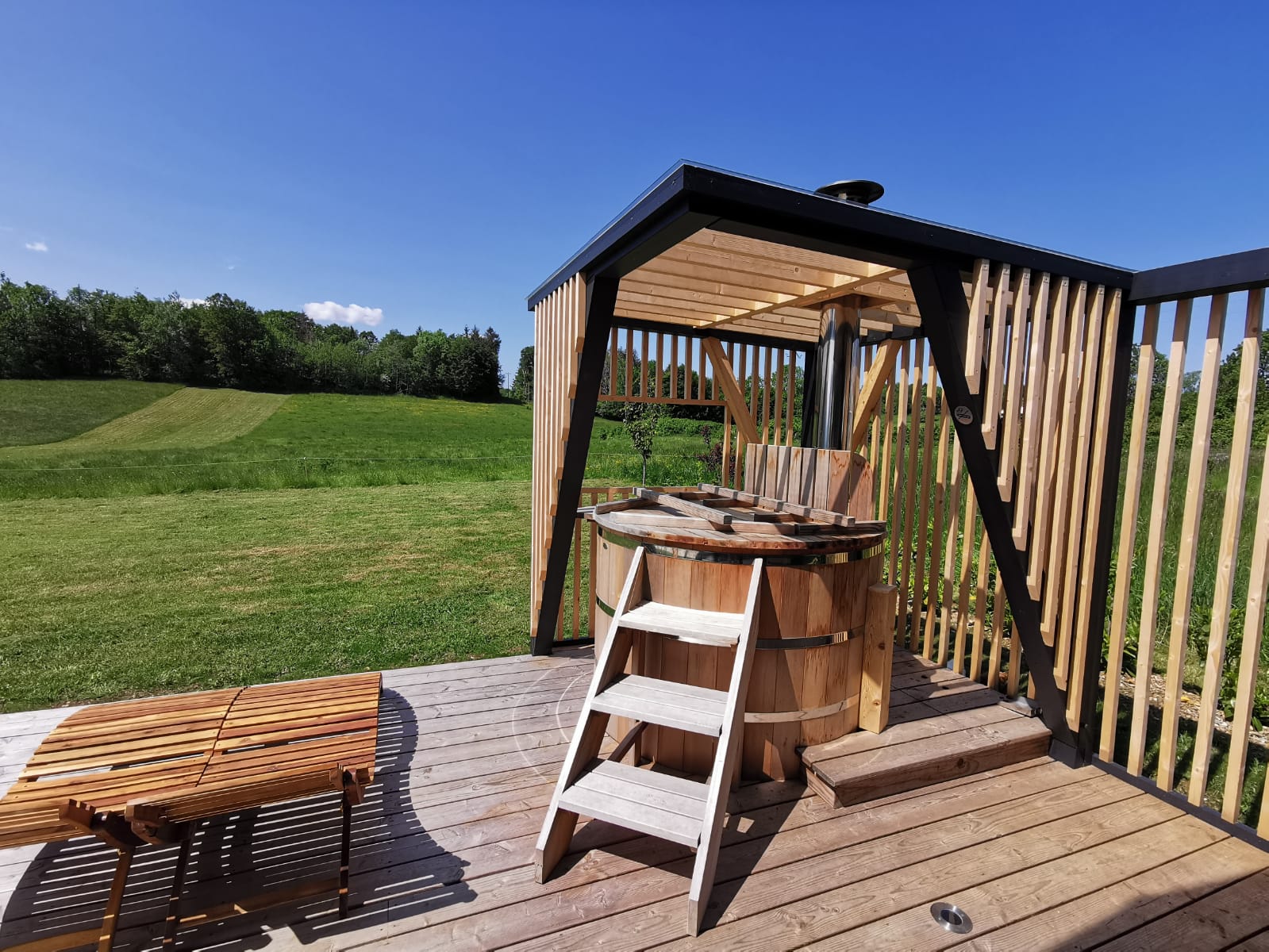 Les Logettes de Caroline — Ecolodge avec Bain Nordique à Jura à Foncine-le-Haut — vue depuis la terrasse