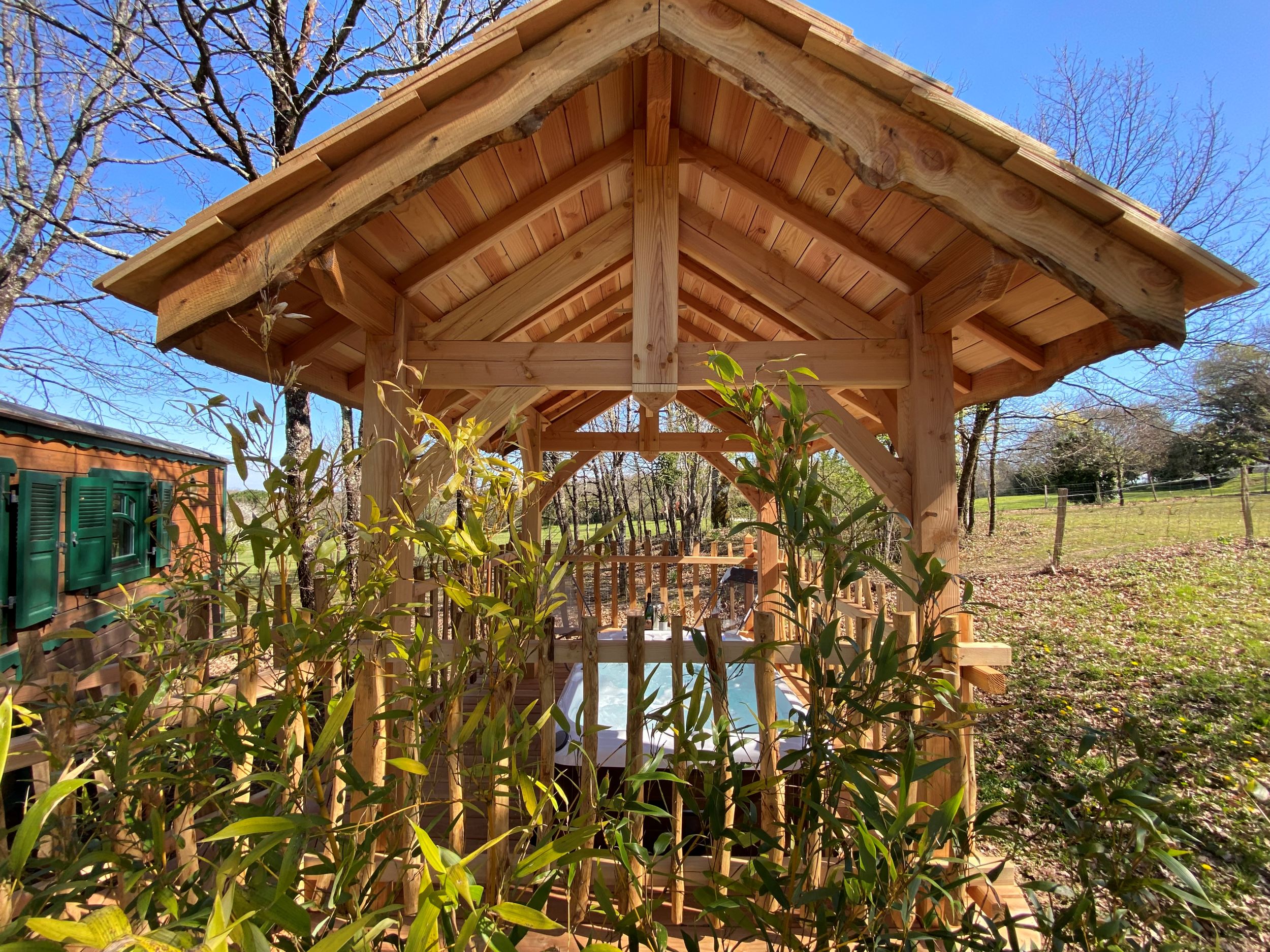 Roulotte Spa de Charme : une évasion sensorielle en Aquitaine à Monsac — vue depuis la terrasse