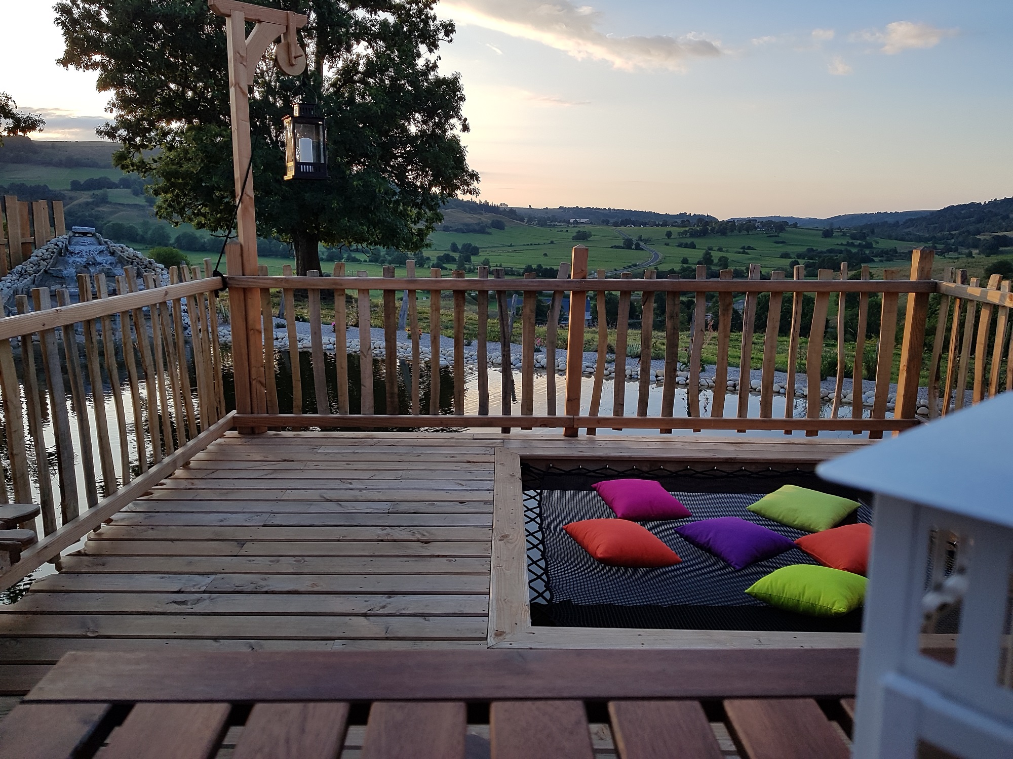 La Gazelle & Spa : une cabane sur pilotis au cœur de l'Auvergne à Ségur-Les-Villas — espace de vie