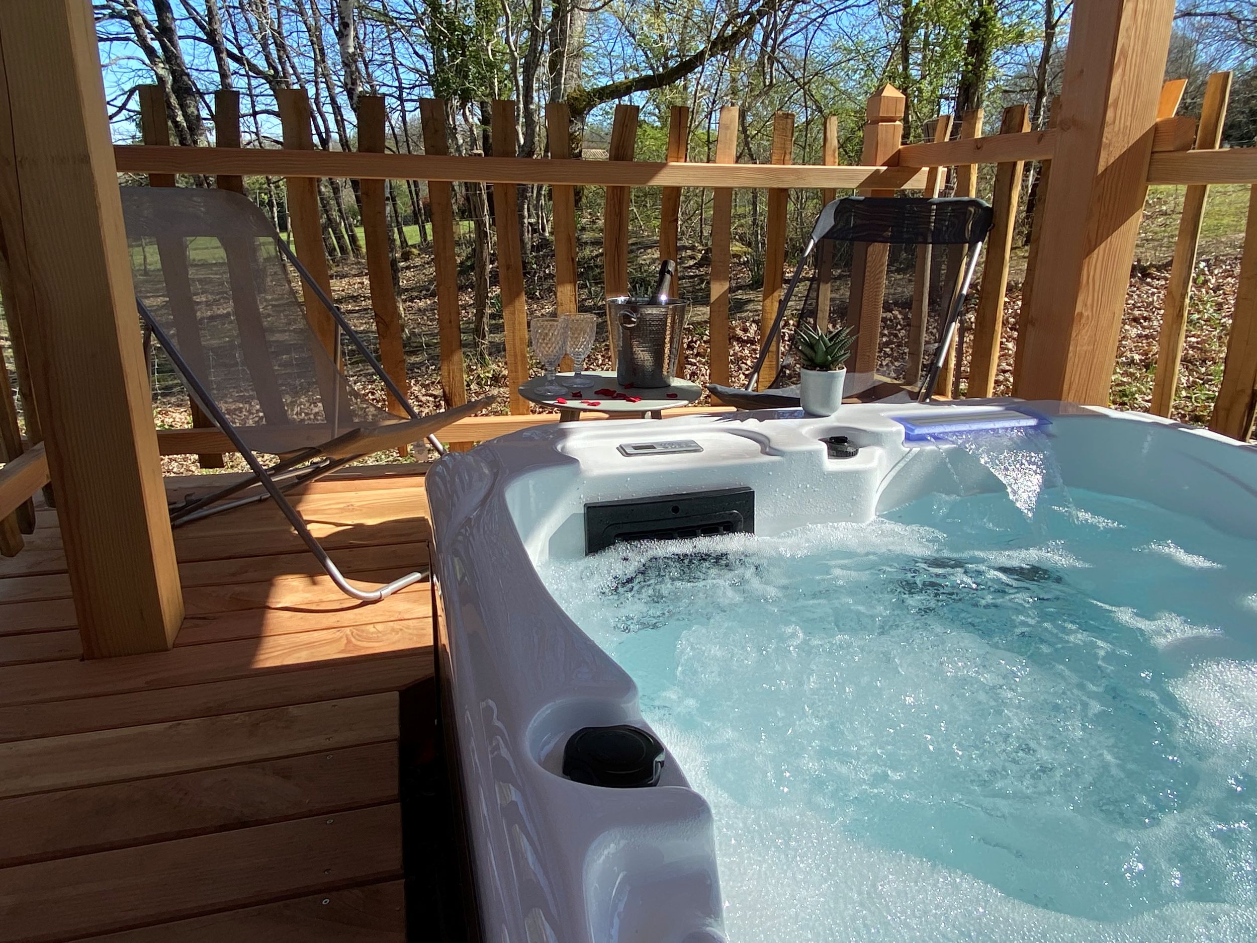 Roulotte Spa de Charme : une évasion sensorielle en Aquitaine à Monsac — chambre