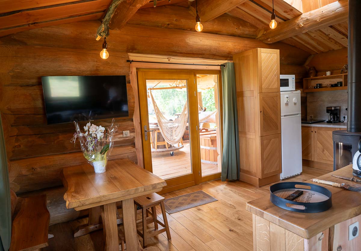 La Cabane Spa du Trappeur : une expérience unique en pleine nature à Chennegy — salle de bain