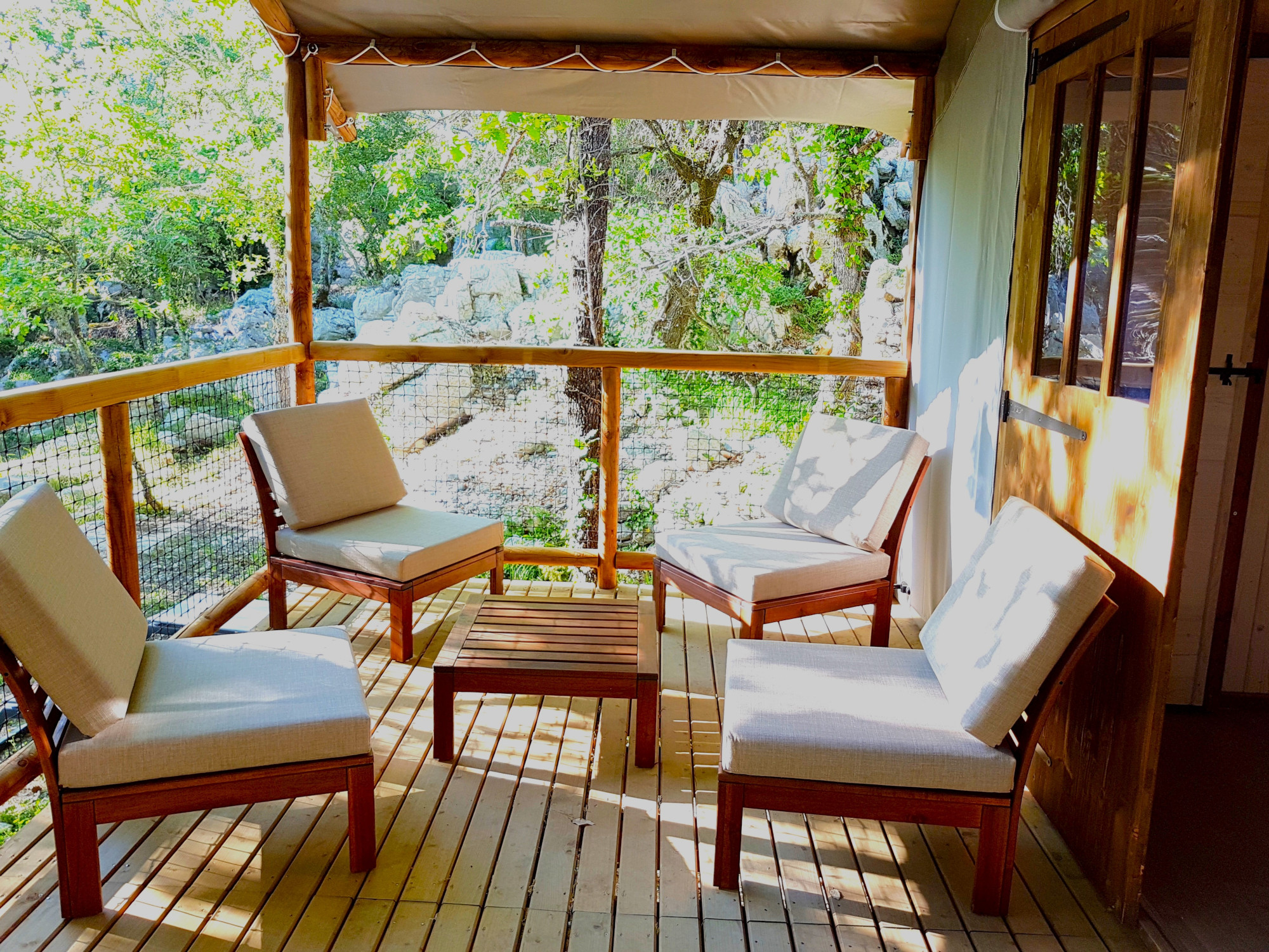 Le Cade : un ecolodge enchanteur au cœur de la nature à Balazuc — vue intérieure