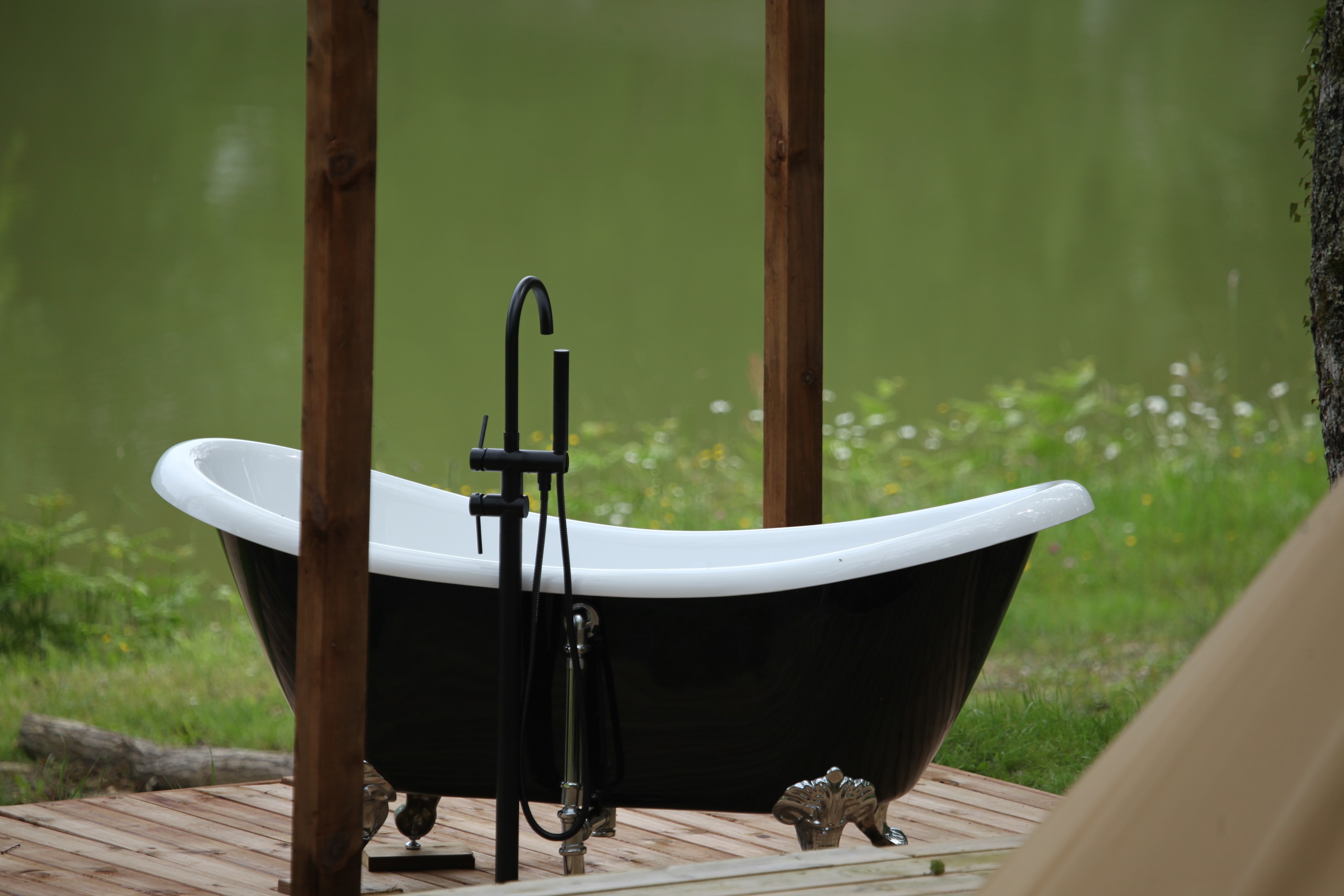 Tente Expérience Africa — Séjour glamour avec baignoire vintage à Gers à Riguepeu — espace de vie