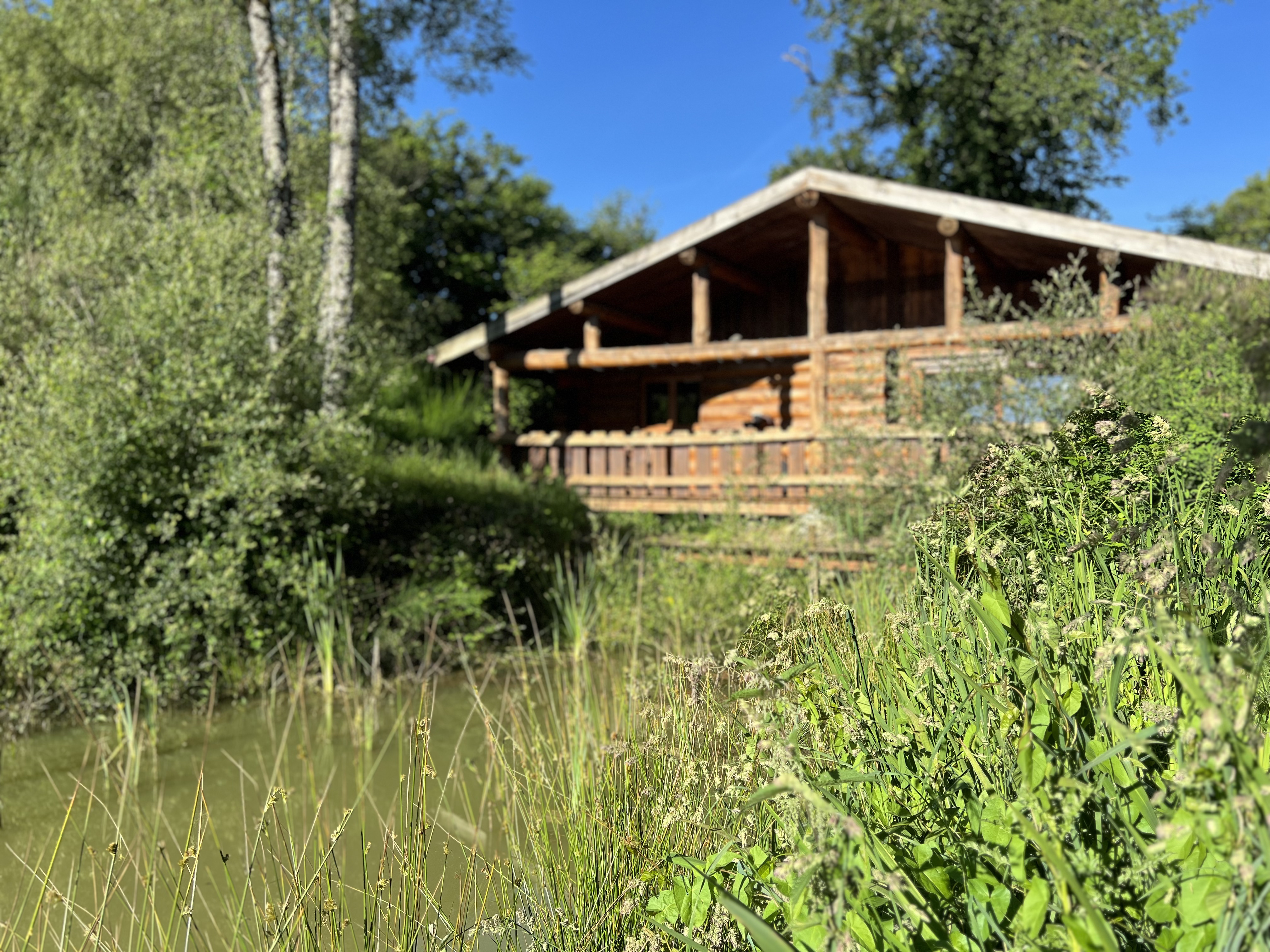 La cabane du Pêcheur — Cabane de trappeur avec spa à Creuse à La Nouaille — salle de bain