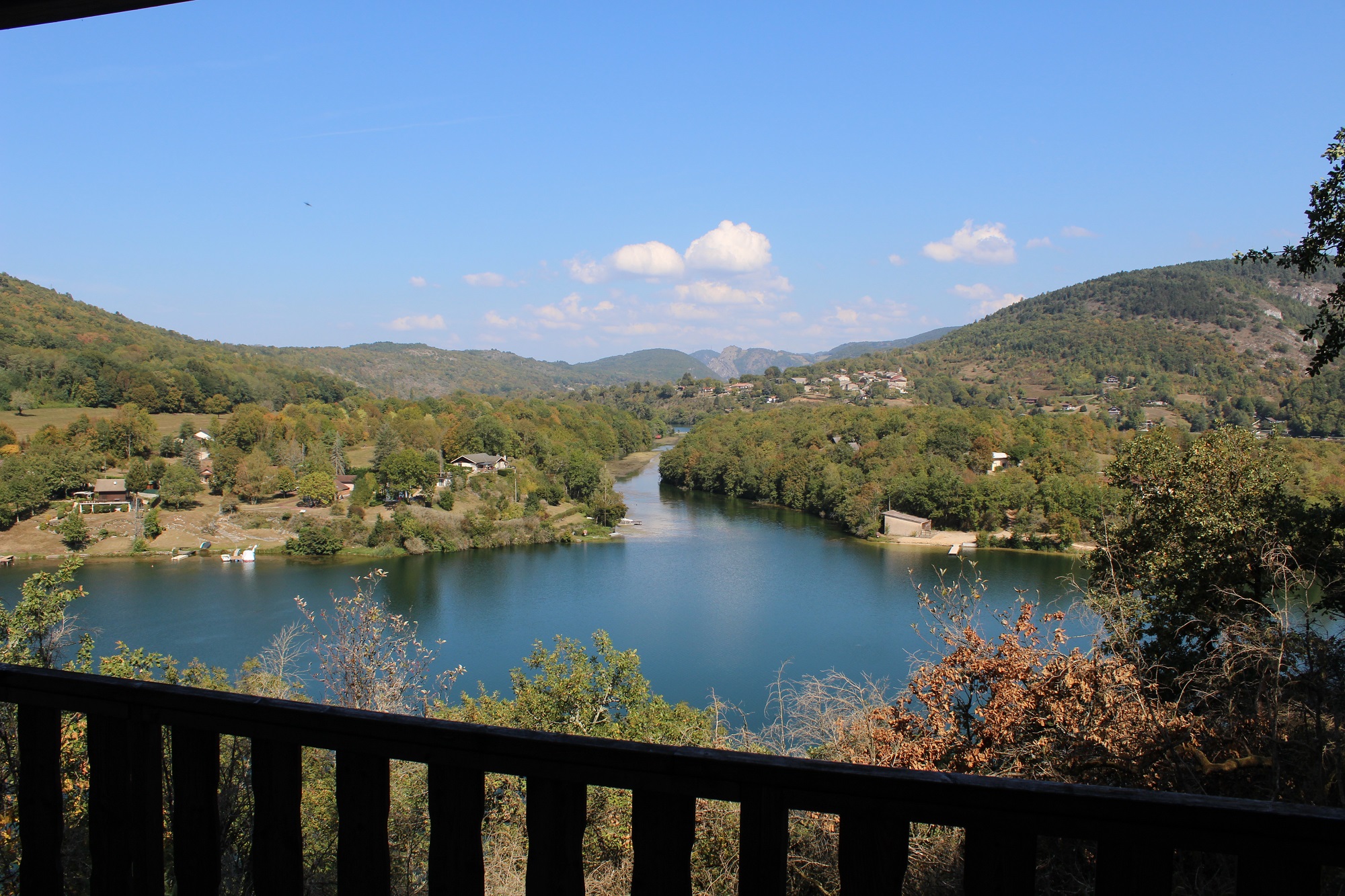 Lodge du Bétet — Cabane sur pilotis avec spa à Ain à Serrières-Sur-Ain — vue depuis la terrasse