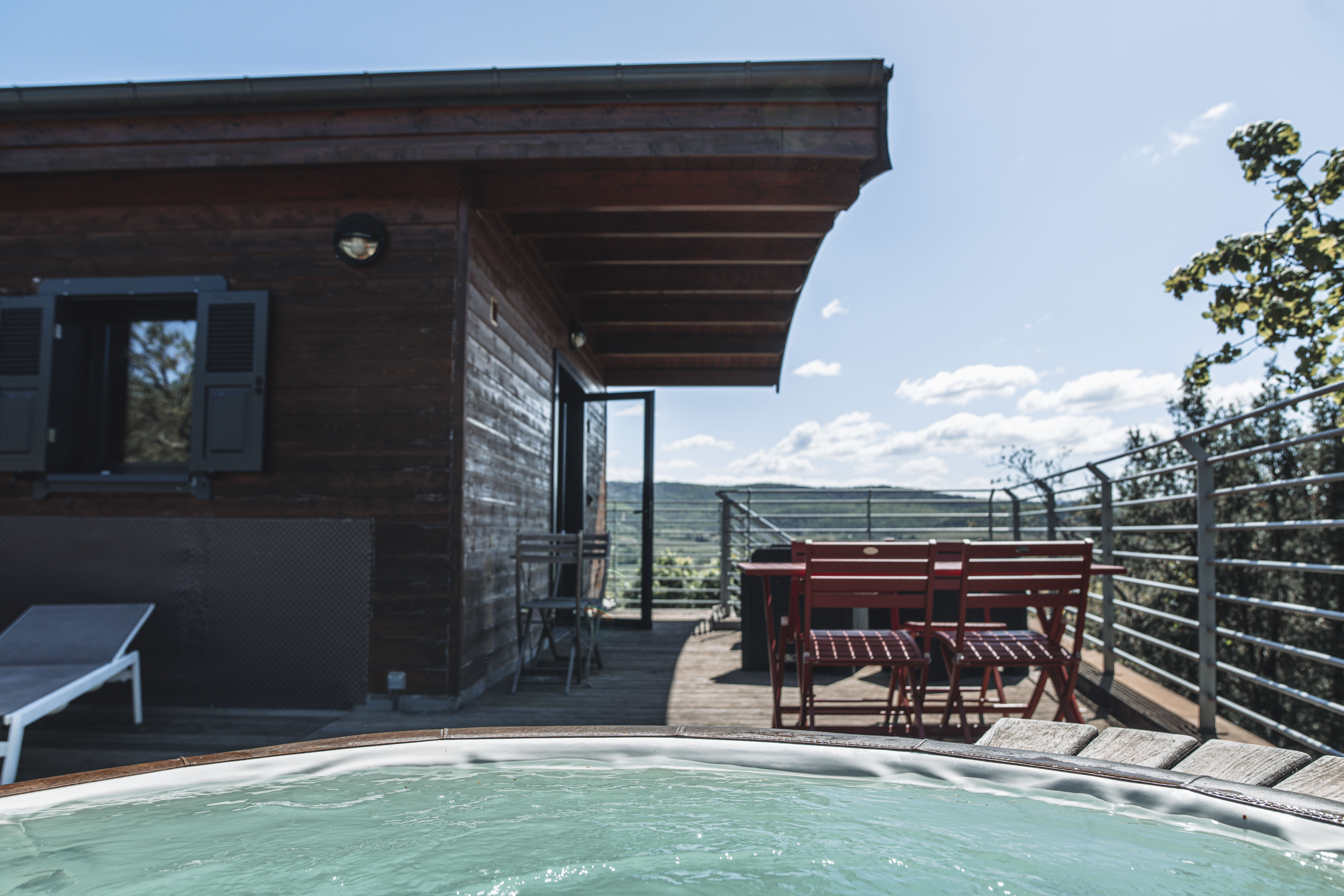 Évasion romantique dans une cabane sur pilotis avec spa à Vogüé — détail architectural