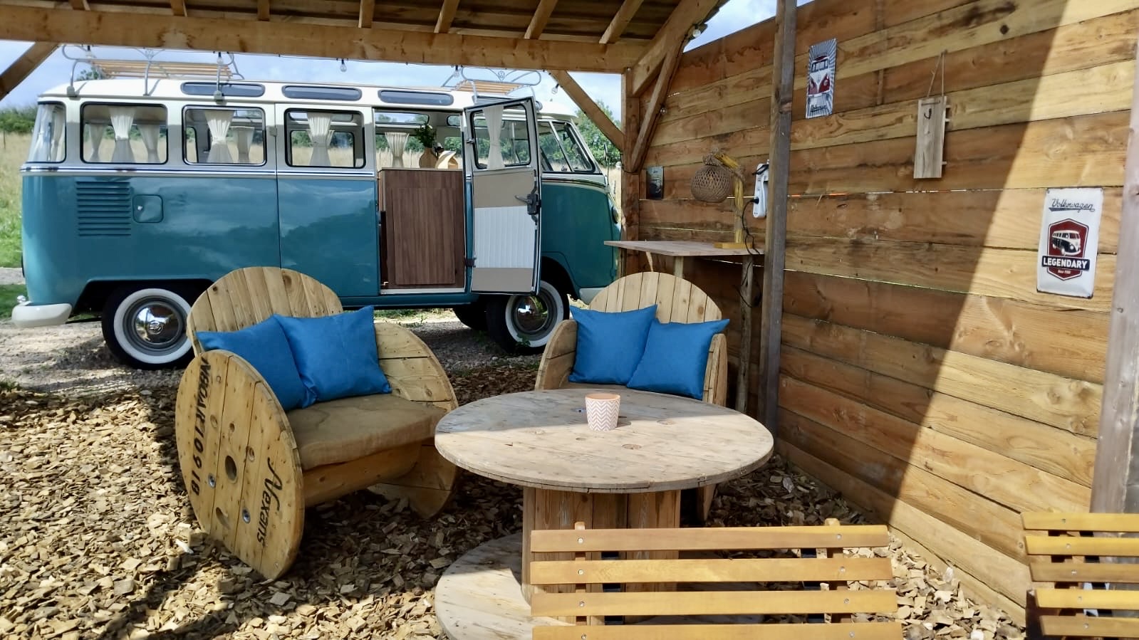 Combi Harvey — Nuit insolite dans un van vintage à Ain à Meillonnas — chambre
