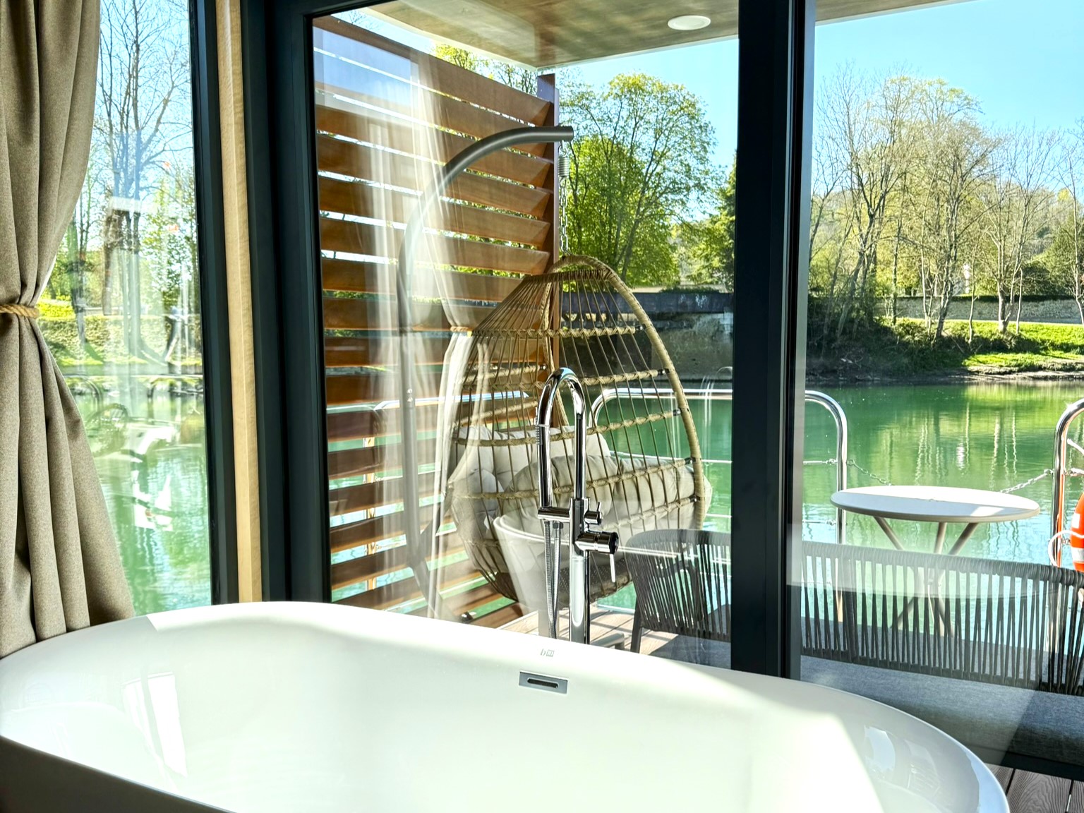 Suite flottante Supérieure — Péniche avec balnéo à Saint Fargeau (Seine-et-Marne) — Péniche à Saint-Fargeau-Ponthierry