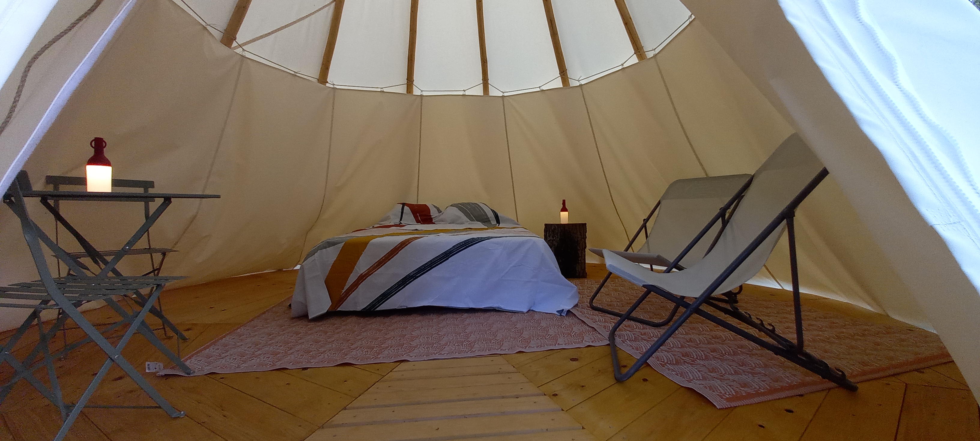 Le Tipidylle : un tipi enchanteur au cœur de la nature à Savonnières — chambre