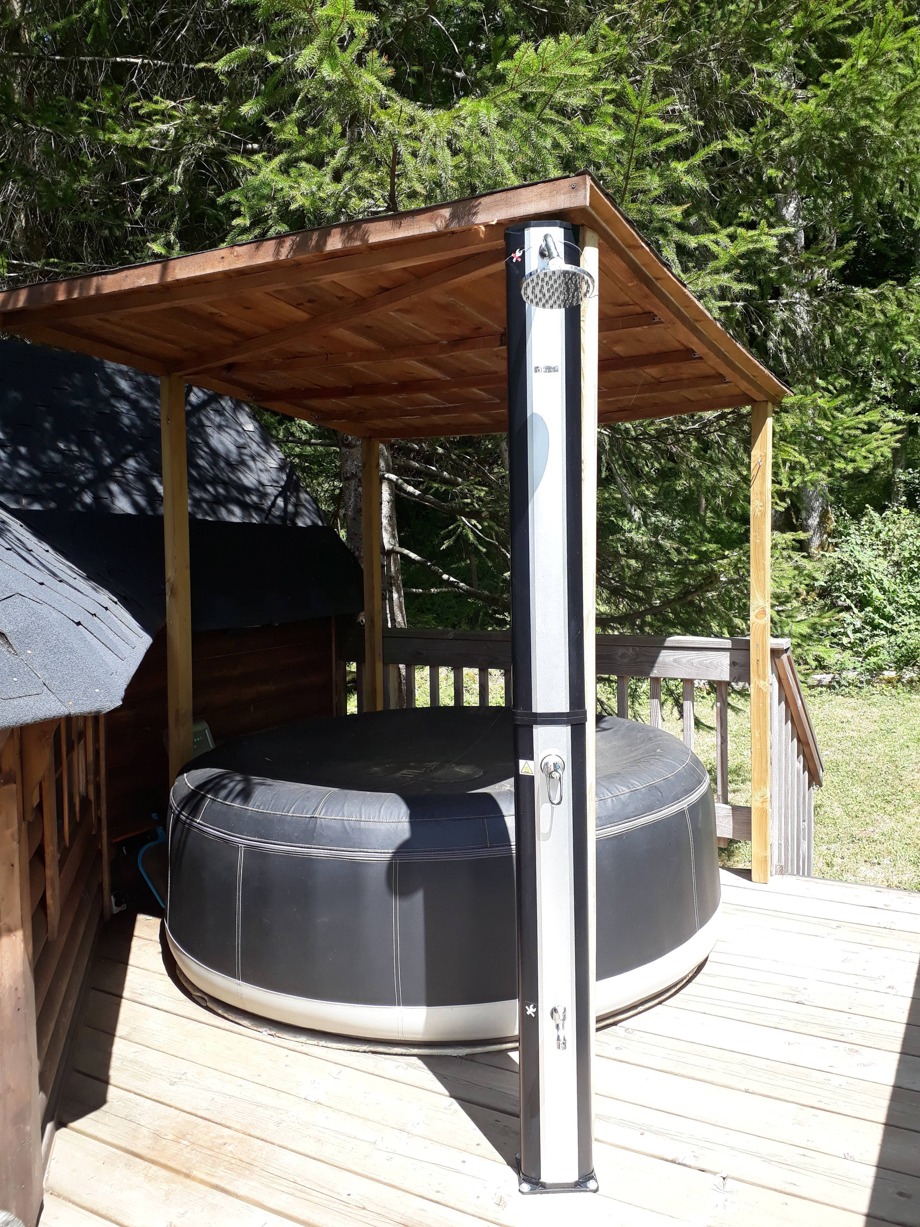 Cabane sur pilotis avec spa des Trappeurs en Auvergne à Cheylade — salle de bain
