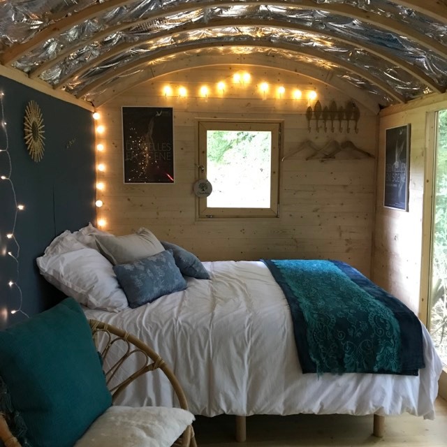 La roulotte "Dentelles et enchantements" — Séjour romantique avec spa à Nord à Lille — vue intérieure