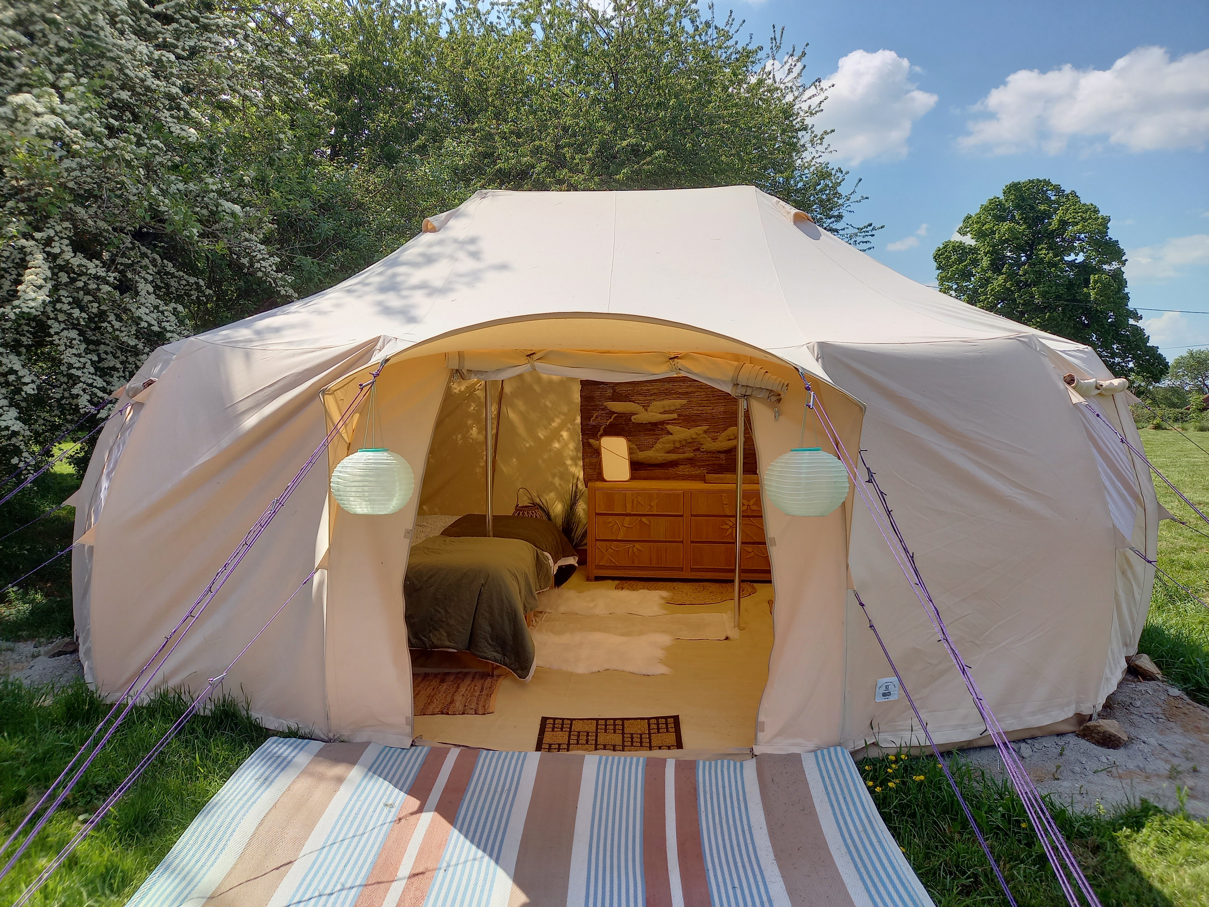Bus magique avec tente glamping — Nuit insolite en Allier à Vichy — espace de vie
