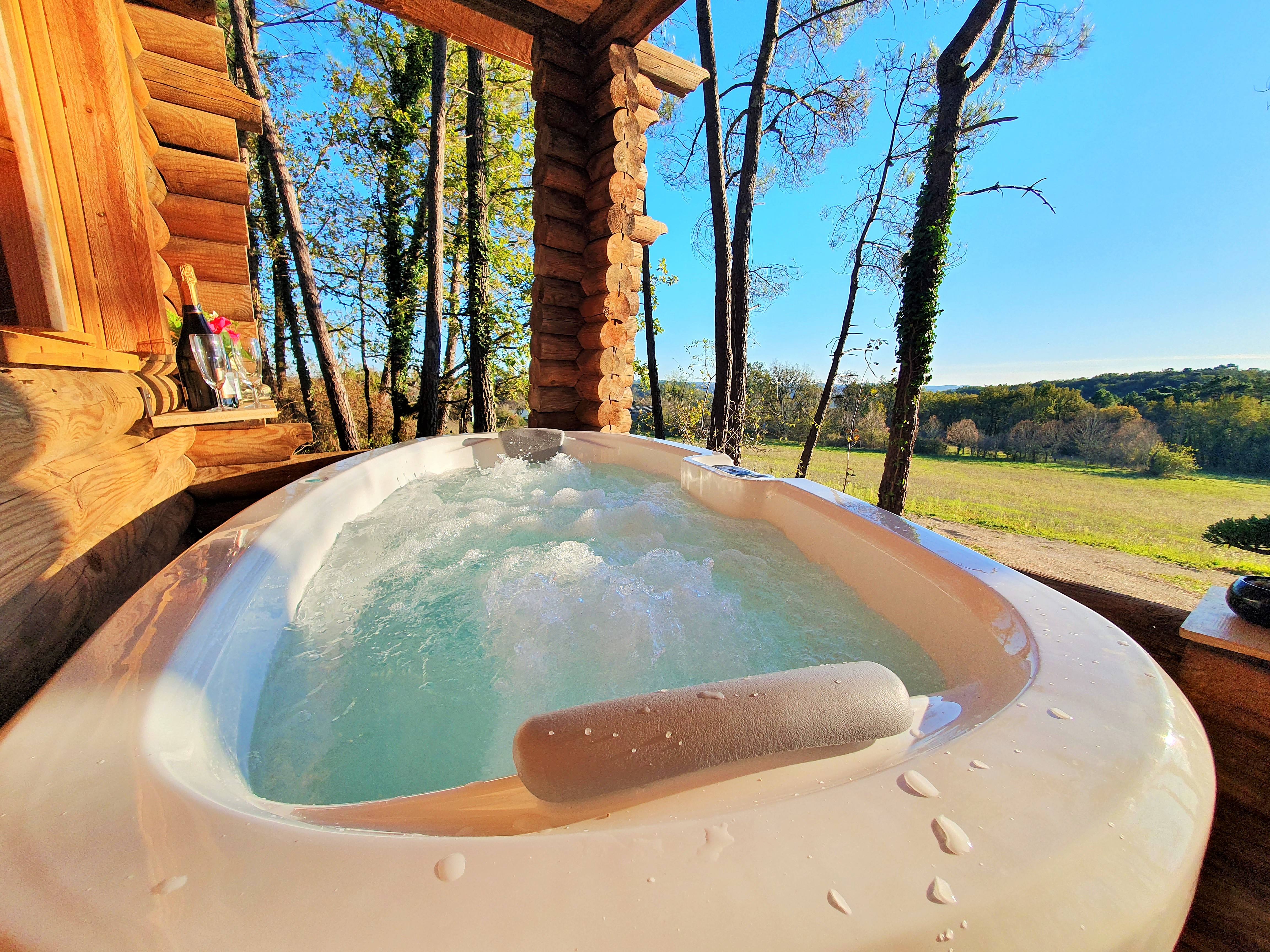 Authentique chalet en rondins — Chalet avec spa en Dordogne à Montignac-Lascaux — détail architectural