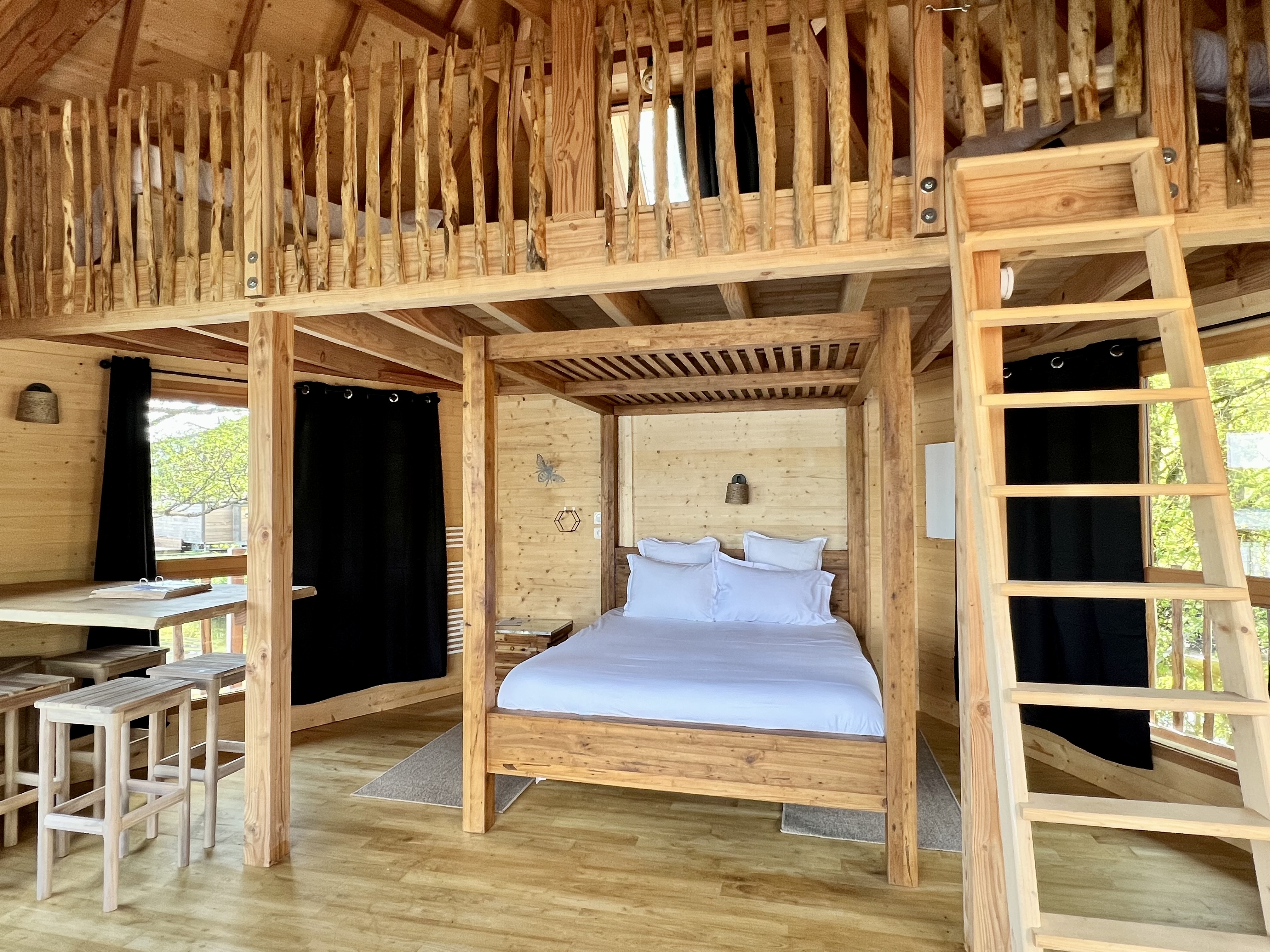 Cabane Ruche 5 pers — Séjour flottant avec spa à Ain à Meillonnas — vue depuis la terrasse