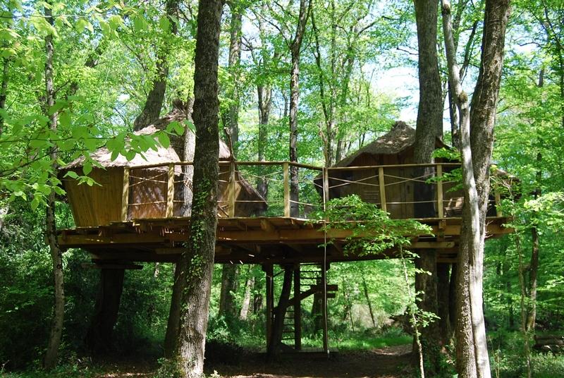 Cabane des Capucins : une expérience suspendue dans les arbres — Cabane à Magné