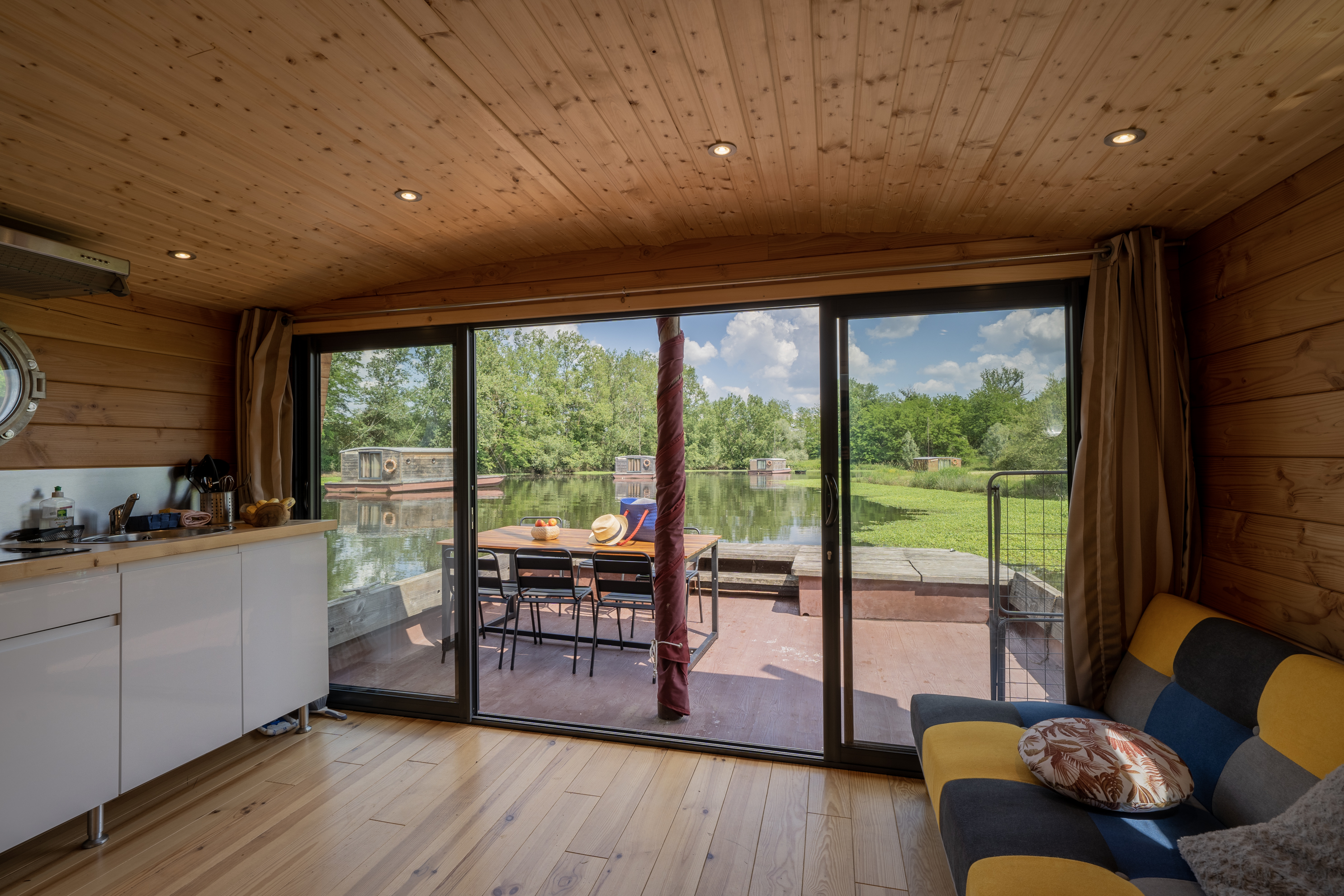 Toue cabanée Tribu : une expérience immersive sur l'eau