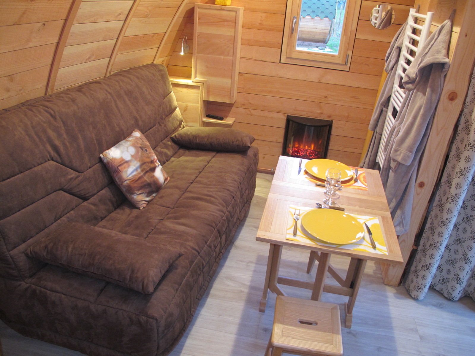 La Cabane Pom de Pin : une escapade enchantée en pleine nature à Chennegy — espace de vie