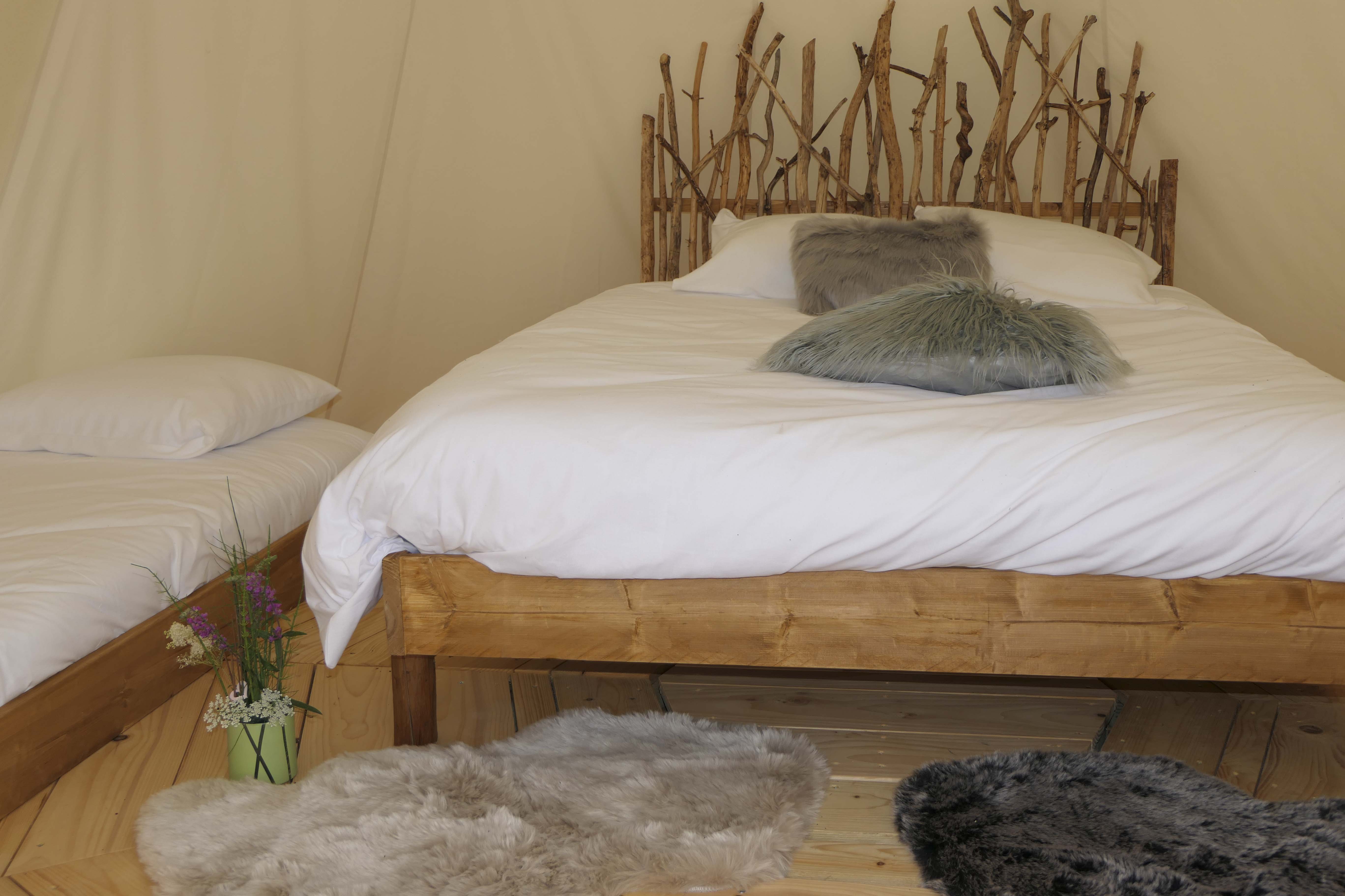 Le Tipi Vue sur Étang : une immersion en pleine nature à Givrauval — vue intérieure