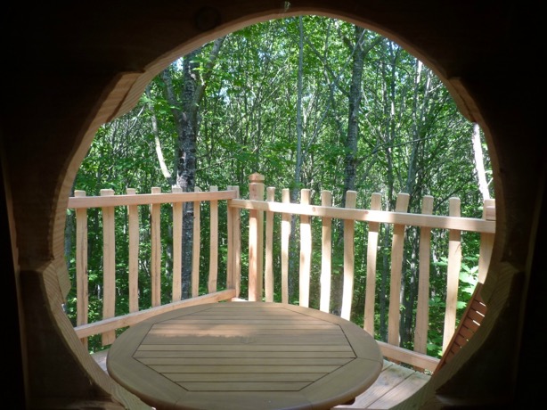 Élona : une cabane dans les arbres pour une escapade enchantée à Loubieng — environnement naturel