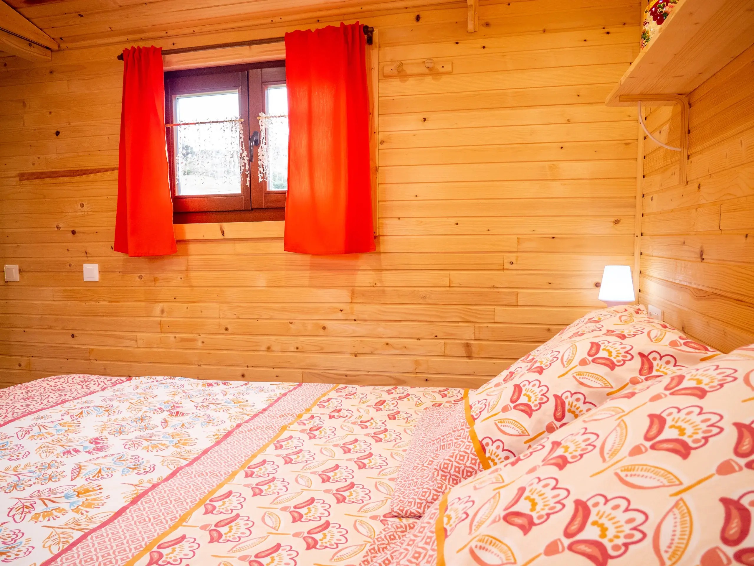 Roulotte Les Mésanges — Escapade bohème au bord d'un ruisseau en Ariège à Foix — chambre