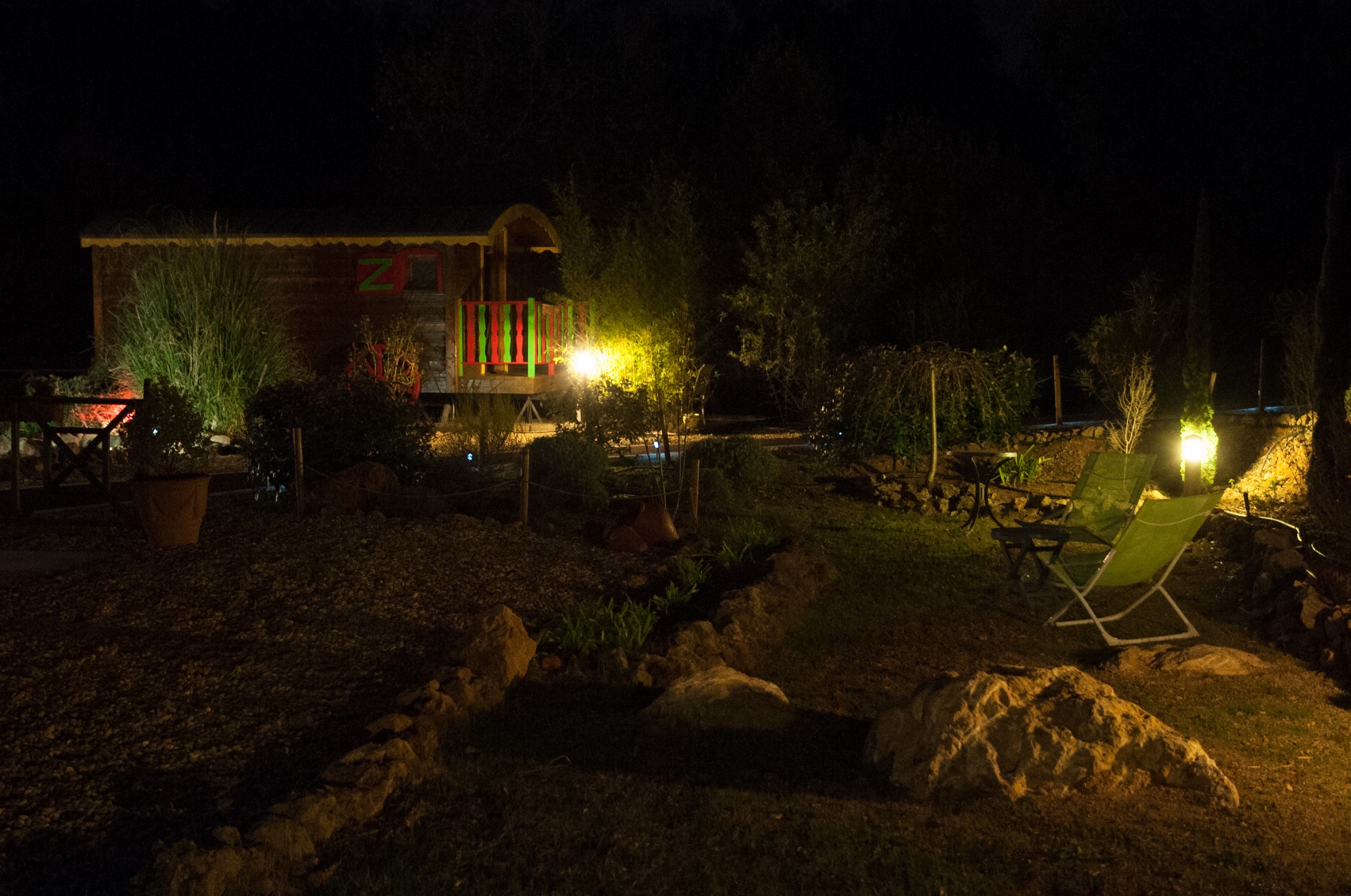 Évasion sensorielle dans une roulotte avec spa privatif en Provence à Lorgues — vue depuis la terrasse