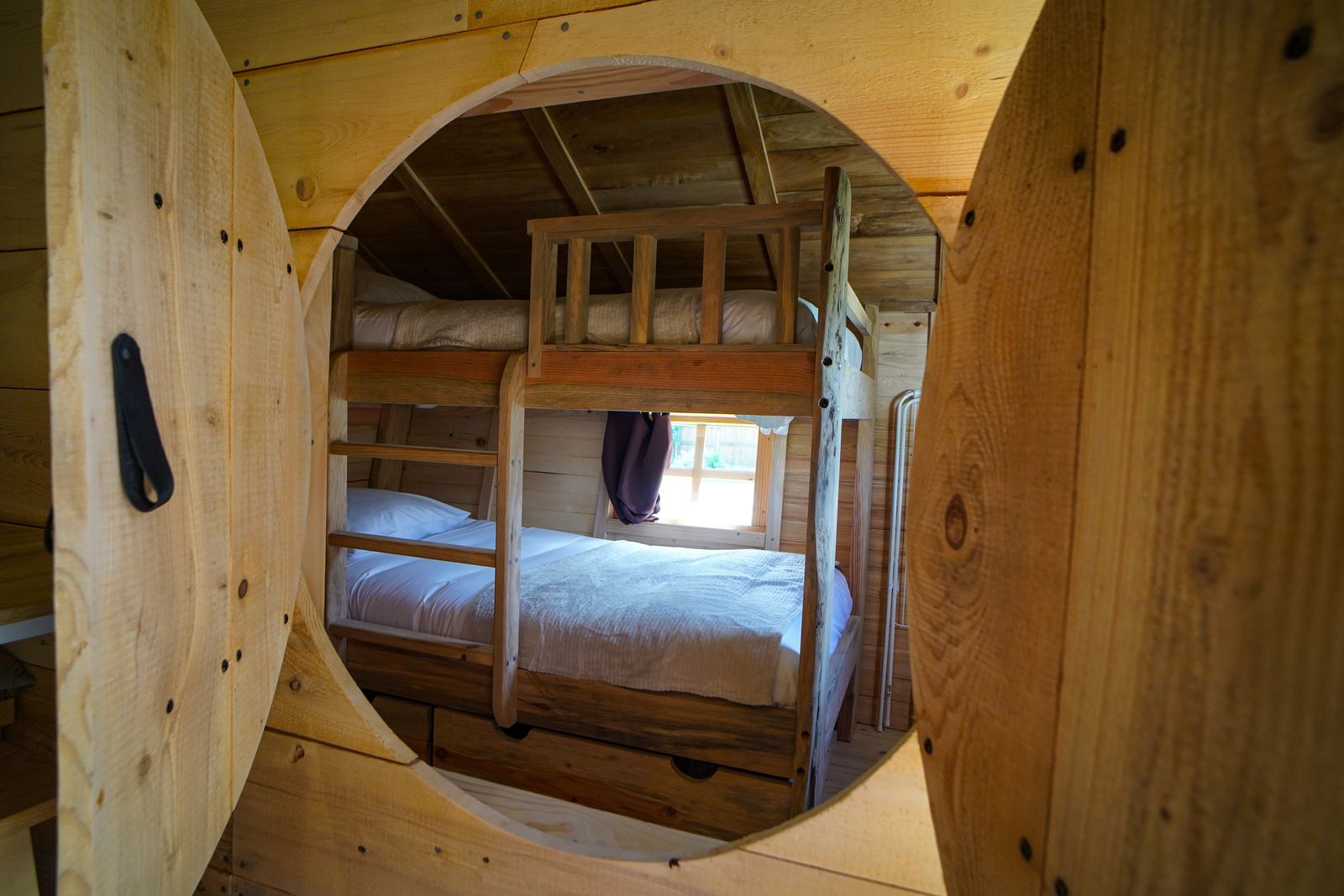 La Maison de Hobbit de L'Orée des 4 chemins — Maison insolite avec spa à Yonne à Pont-sur-Yonne — environnement naturel