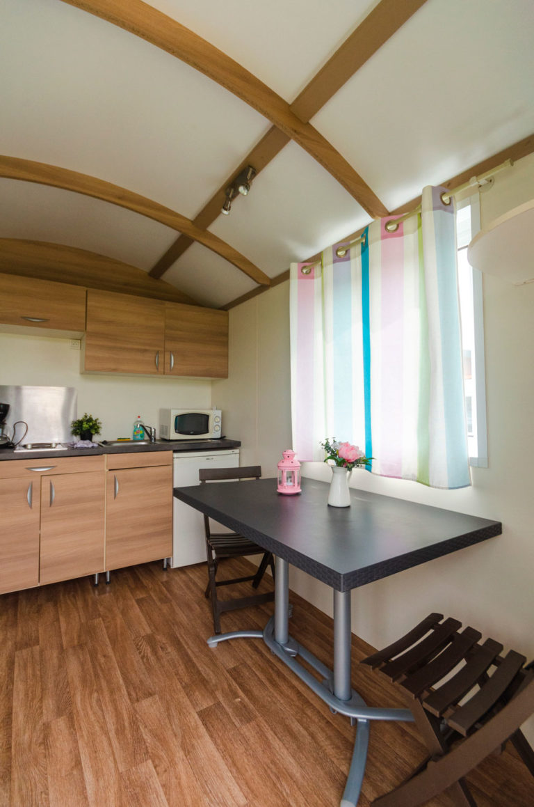 Roulotte moderne atypique — Séjour avec spa à La Ferme Des Épis à Noues de Sienne — chambre